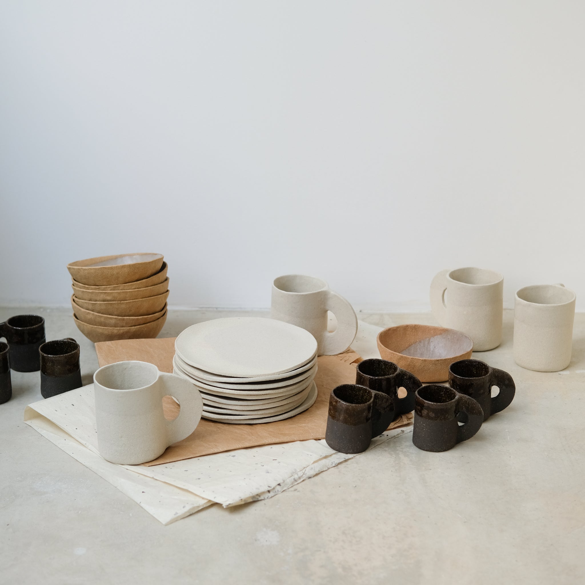 Assiette en grès blanc de Léa Baldassari chez Brutal Ceramics