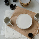 Assiette en grès blanc de Léa Baldassari chez Brutal Ceramics