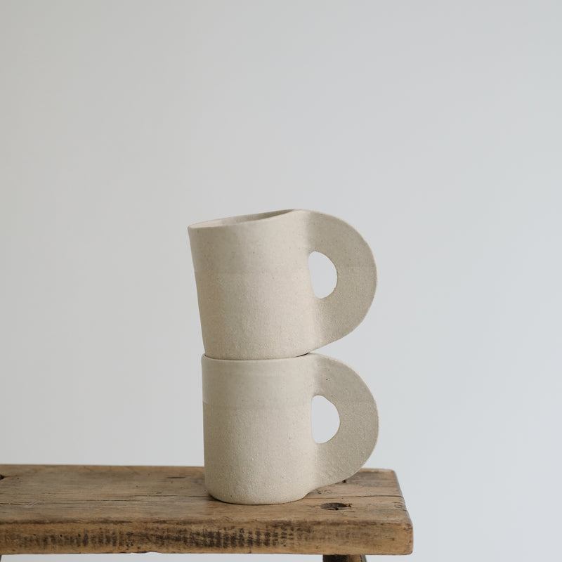 Tasse en grès crème de Léa Baldassari chez Brutal Ceramics