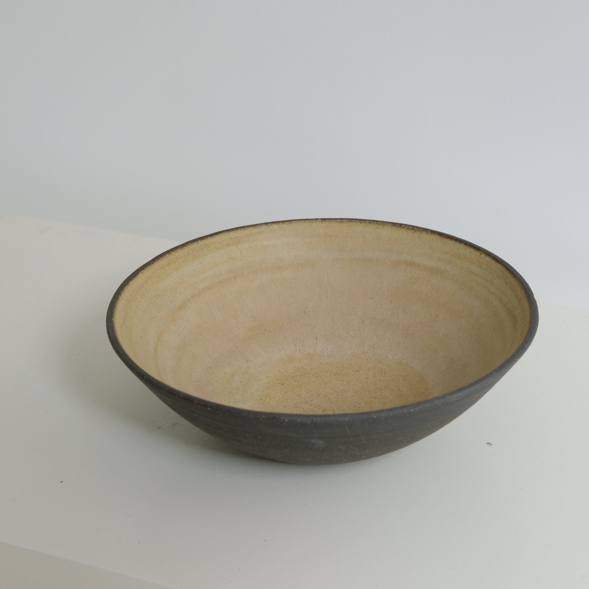 Saladier en grès noir, jaune pêche par Louise Noart pour Brutal Ceramics