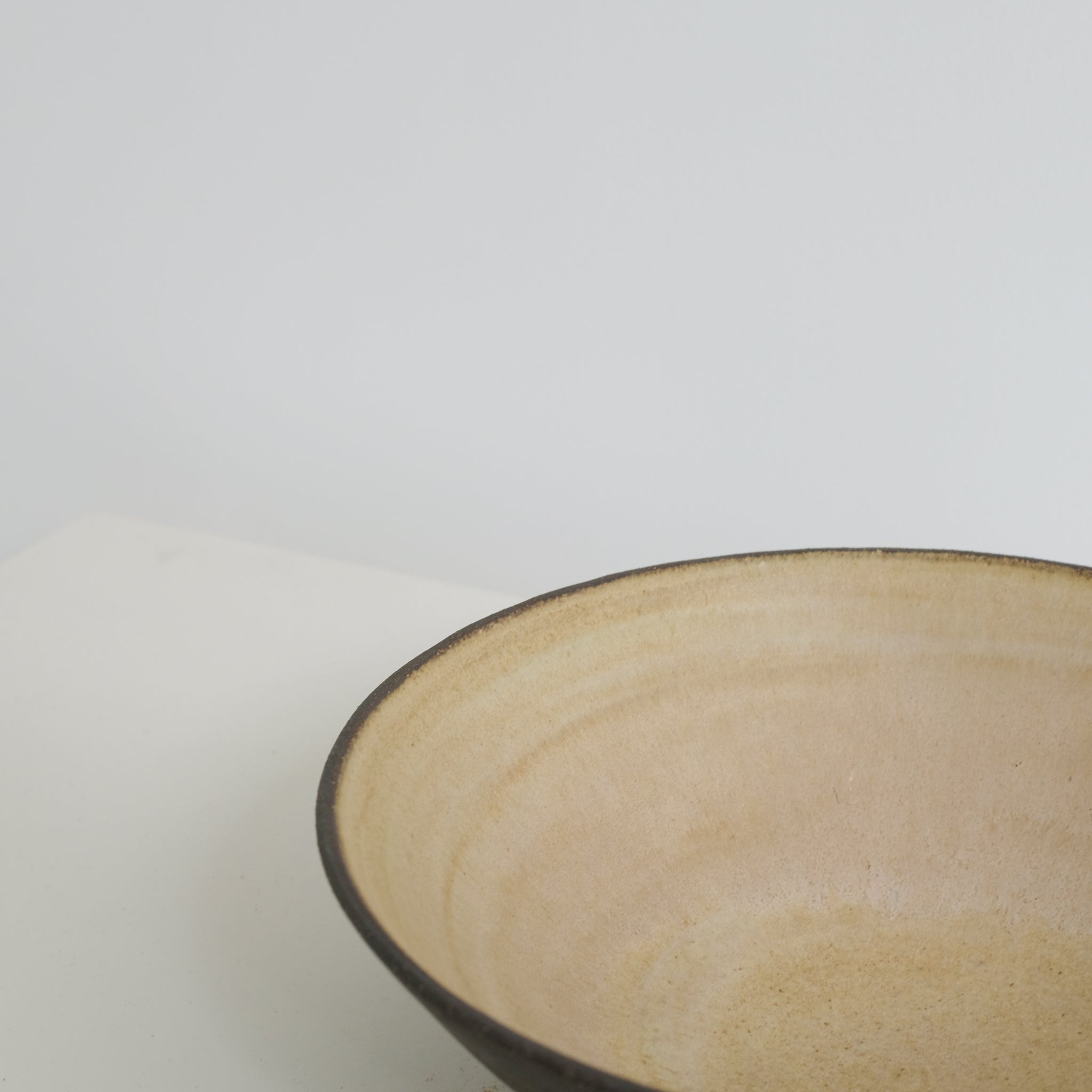 Saladier en grès noir, jaune pêche par Louise Noart pour Brutal Ceramics