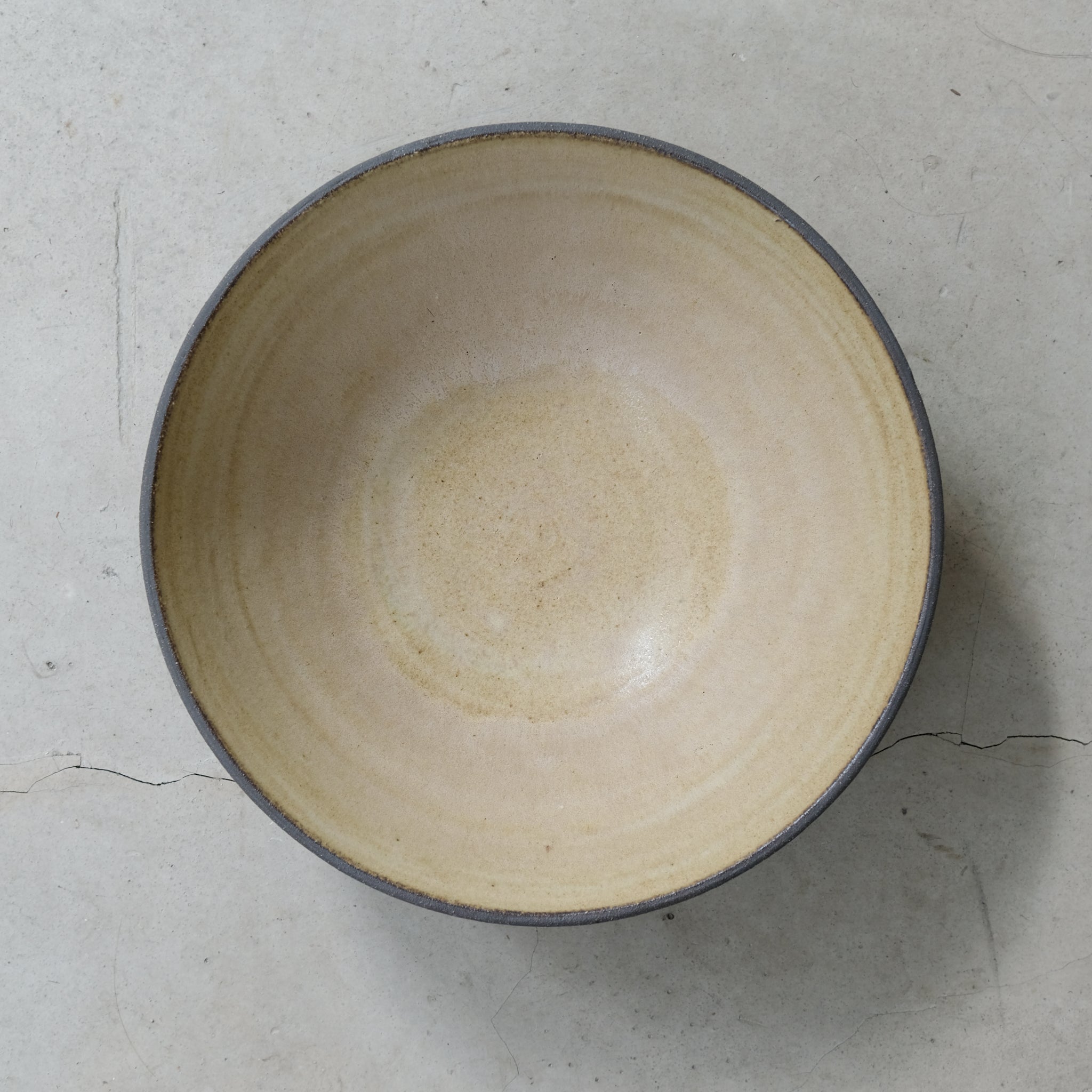 Saladier en grès noir, jaune pêche par Louise Noart pour Brutal Ceramics
