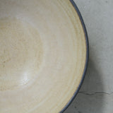 Saladier en grès noir, jaune pêche par Louise Noart pour Brutal Ceramics