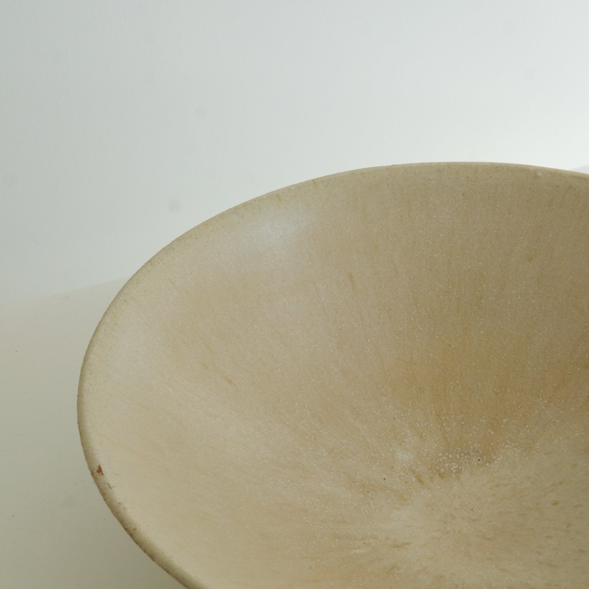 Saladier en grès caramel doux par Louise Noart pour Brutal Ceramics