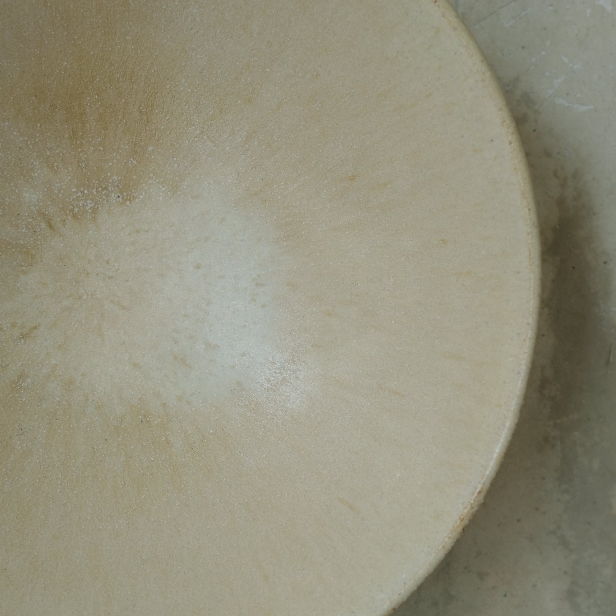 Saladier en grès caramel doux par Louise Noart pour Brutal Ceramics