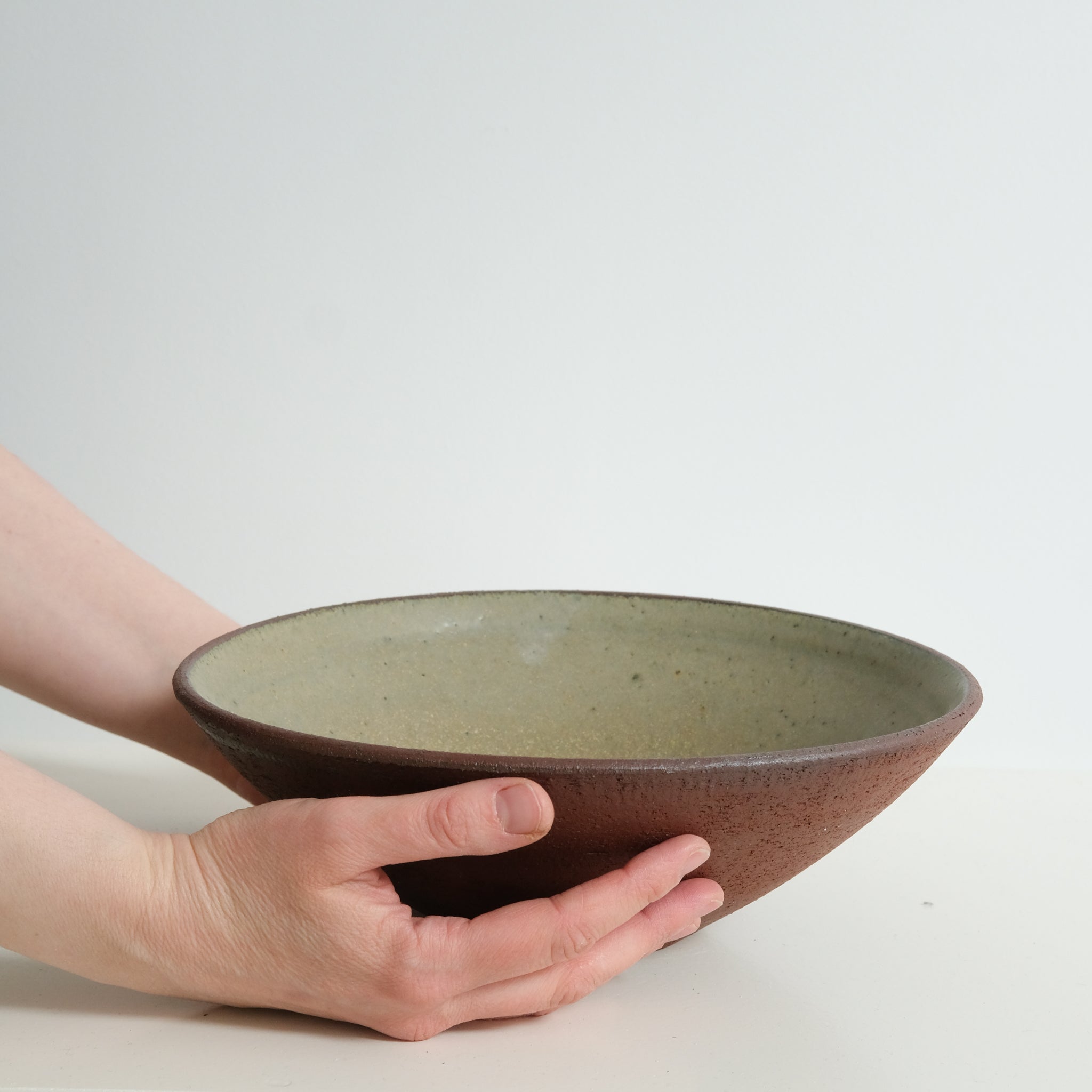 Saladier en grès rouge, kaki par Louise Noart pour Brutal Ceramics