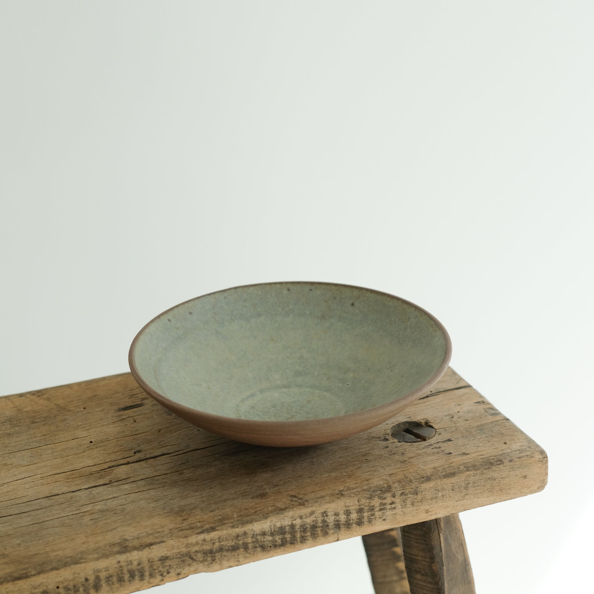 Coupelle en grès rouge, vert par Louise Noart pour Brutal Ceramics
