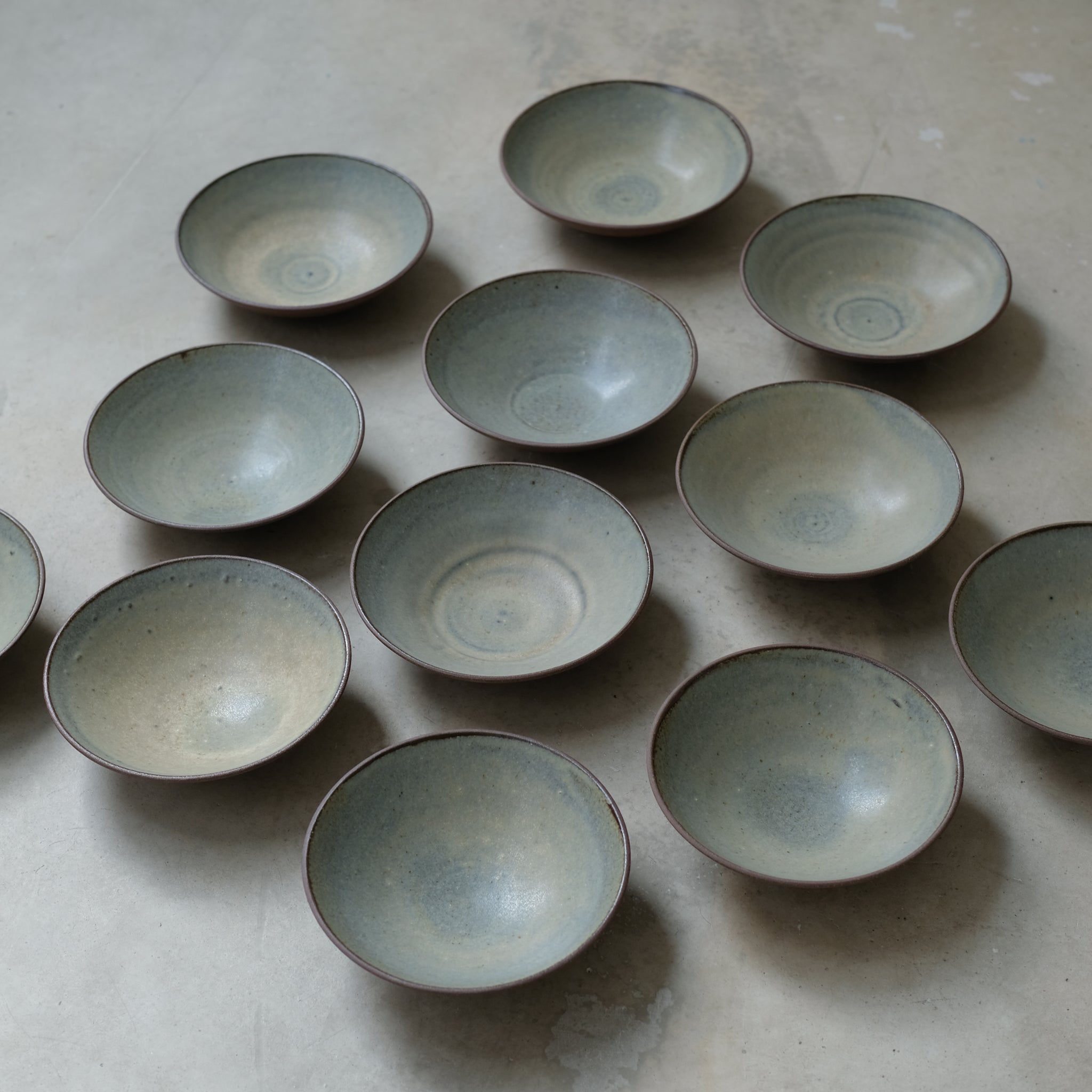 Coupelle en grès rouge, vert par Louise Noart pour Brutal Ceramics