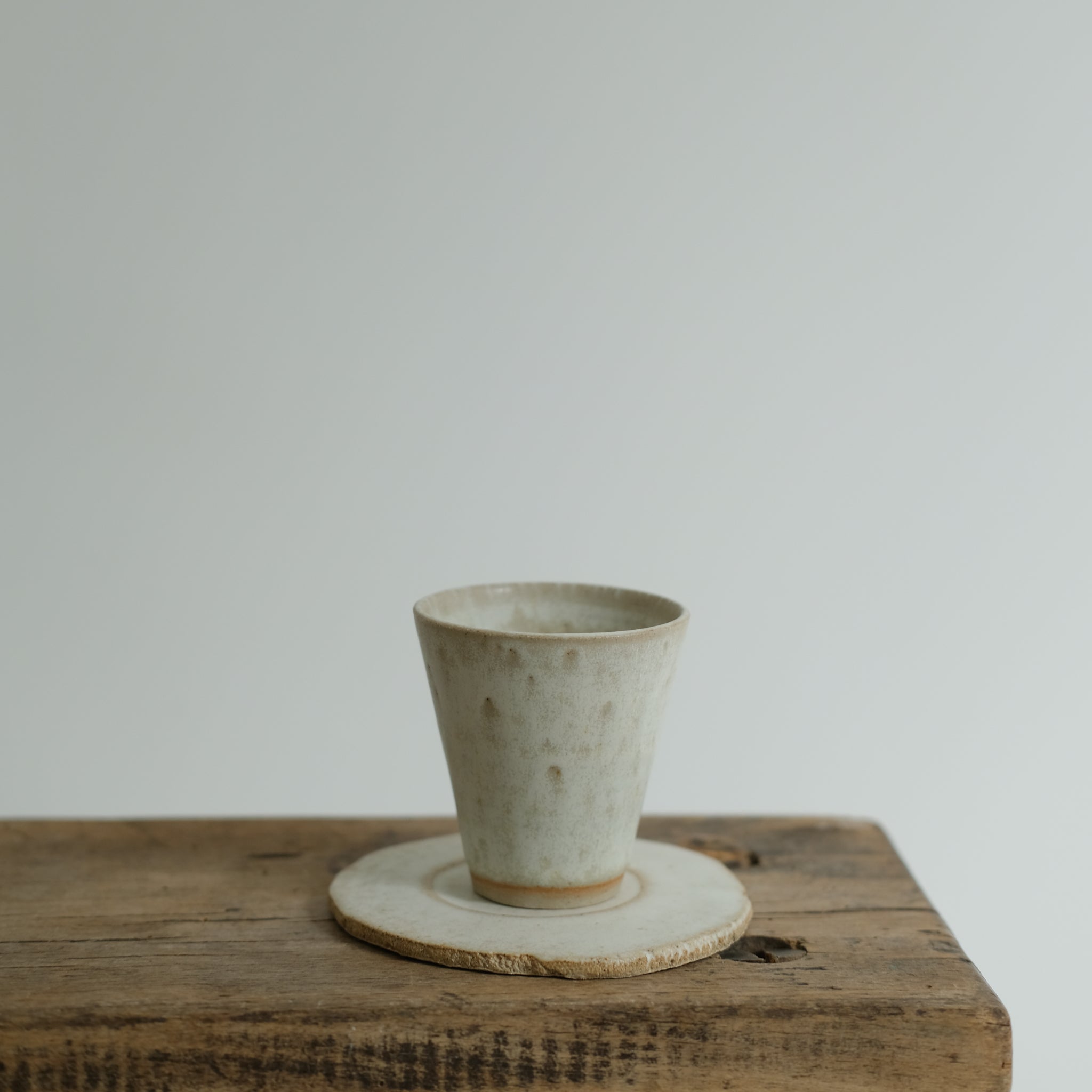 Set soucoupe et tasse blanc mat de Louise Noart pour Brutal