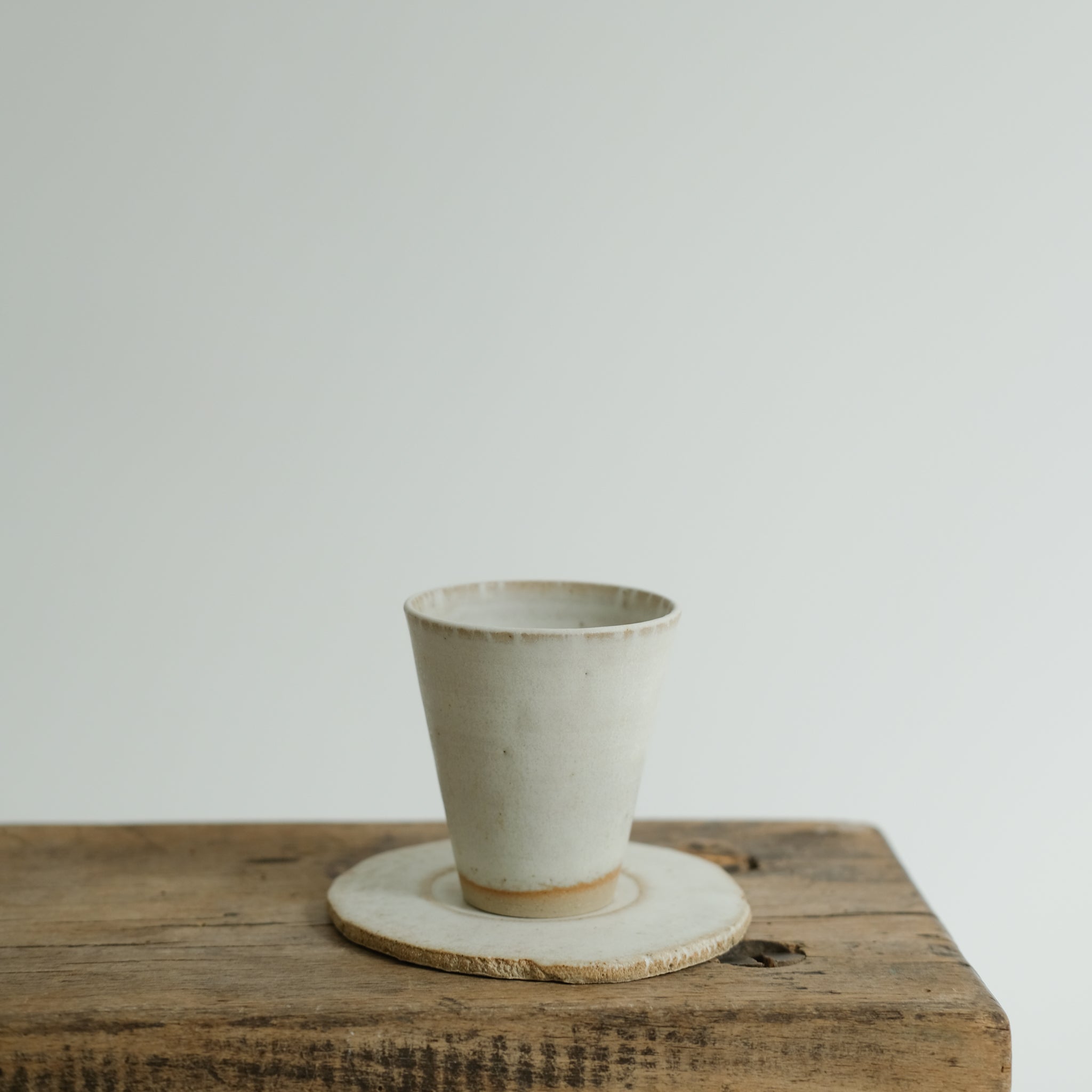 Set soucoupe et tasse blanc mat de Louise Noart pour Brutal