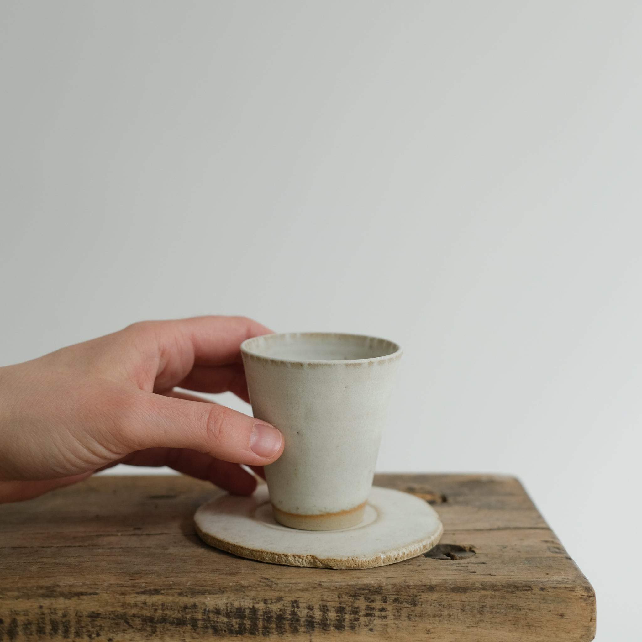 Set soucoupe et tasse blanc mat de Louise Noart pour Brutal