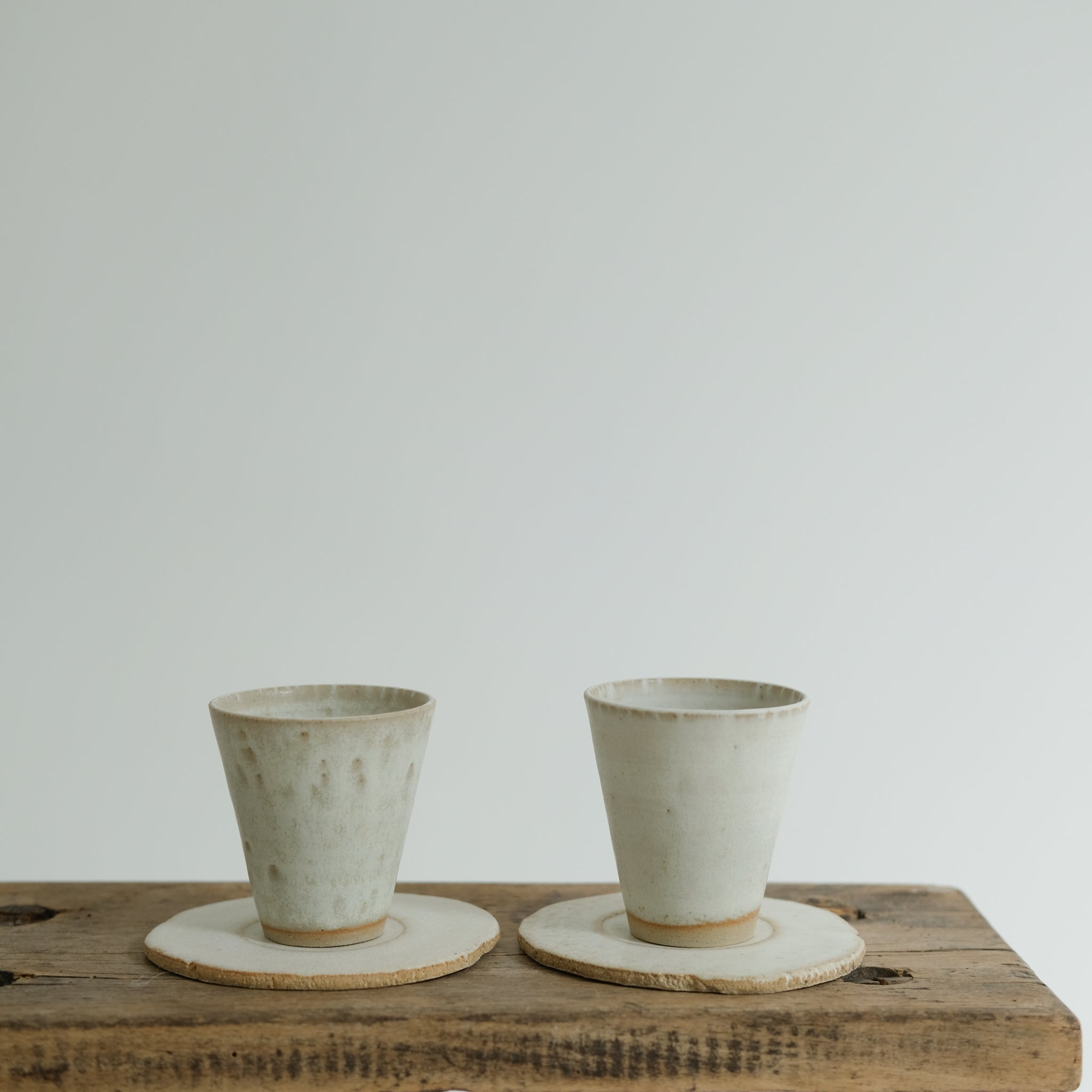 Set soucoupe et tasse blanc mat de Louise Noart pour Brutal Ceramics