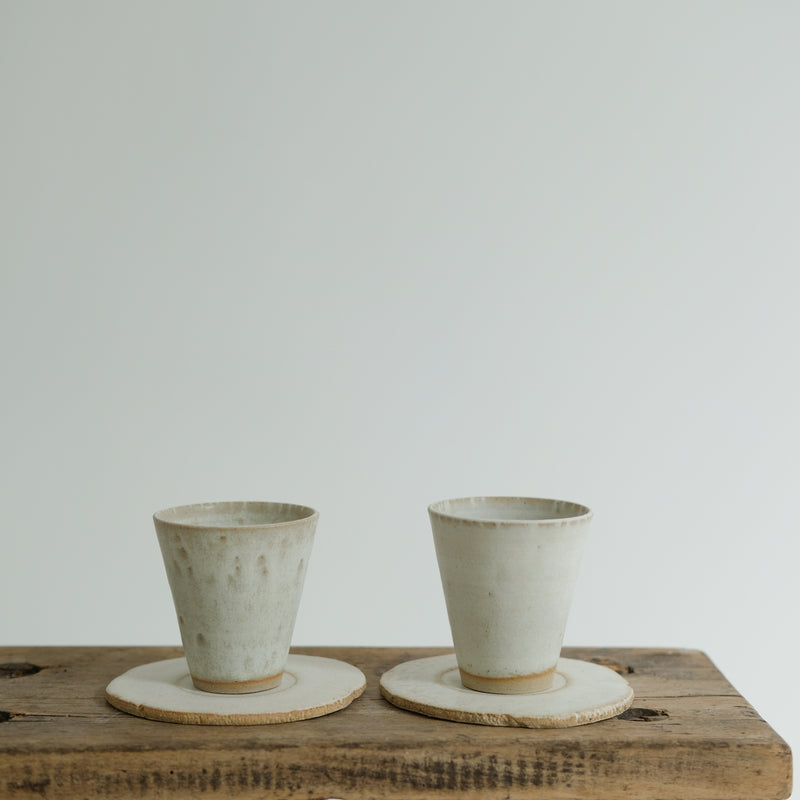 Set soucoupe et tasse blanc mat de Louise Noart pour Brutal Ceramics