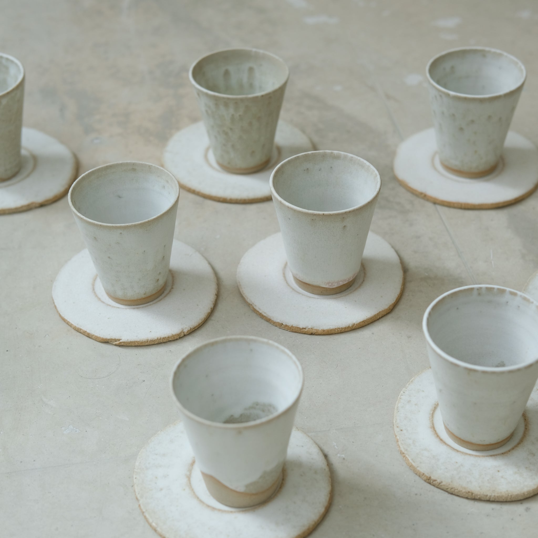 Set soucoupe et tasse blanc mat de Louise Noart pour Brutal Ceramics