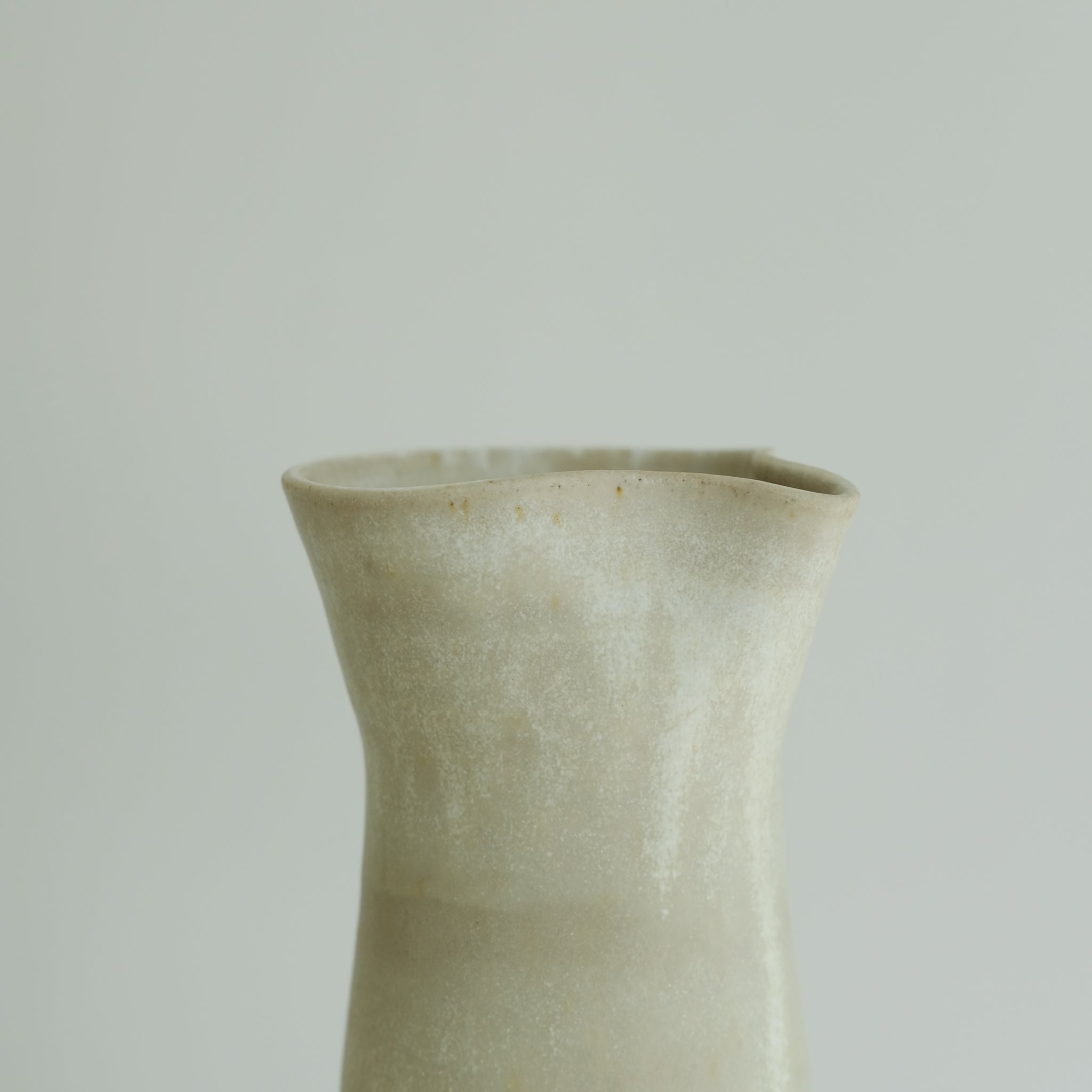 Pichet en grès blanc par Louise Noart pour Brutal Ceramics