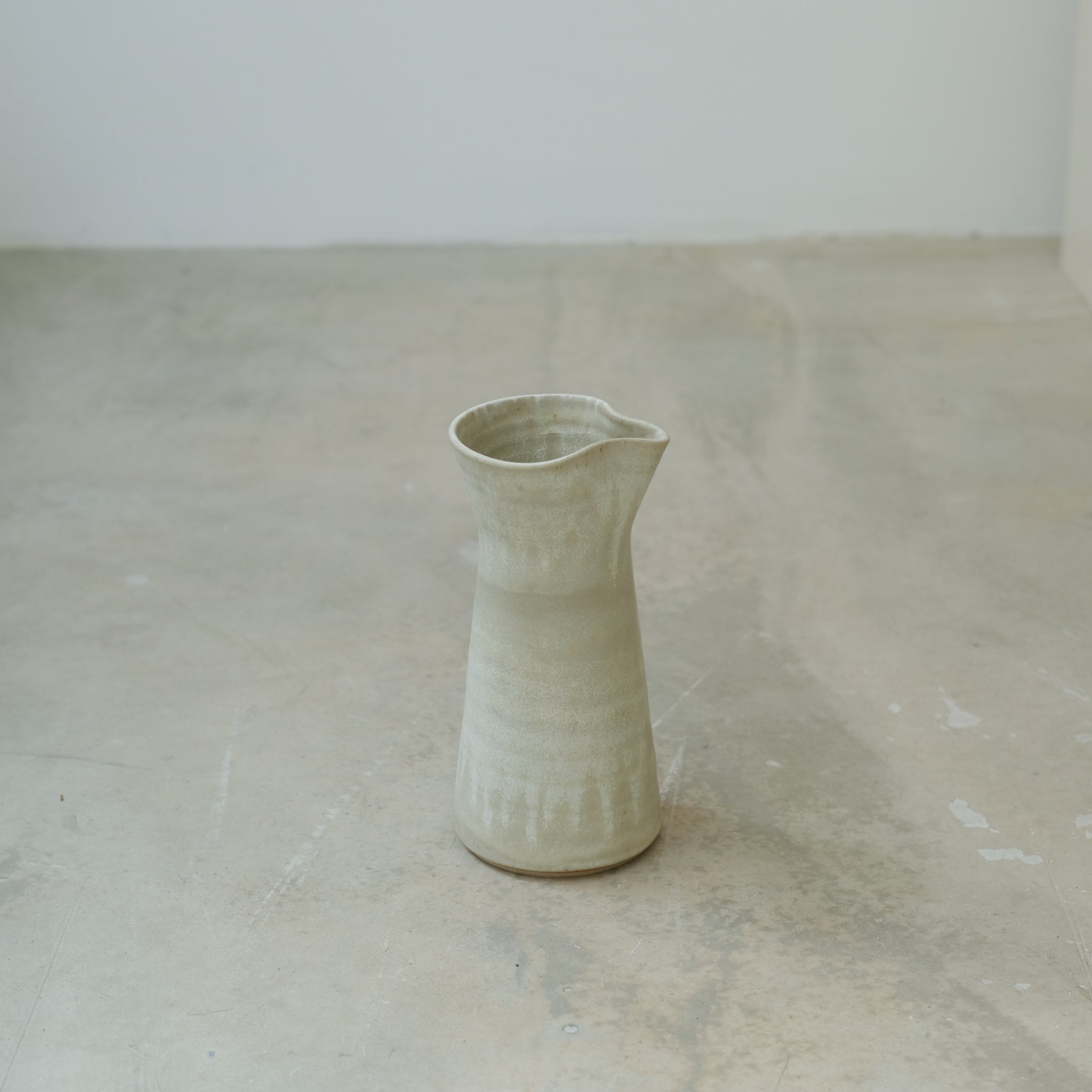 Pichet en grès blanc par Louise Noart pour Brutal Ceramics