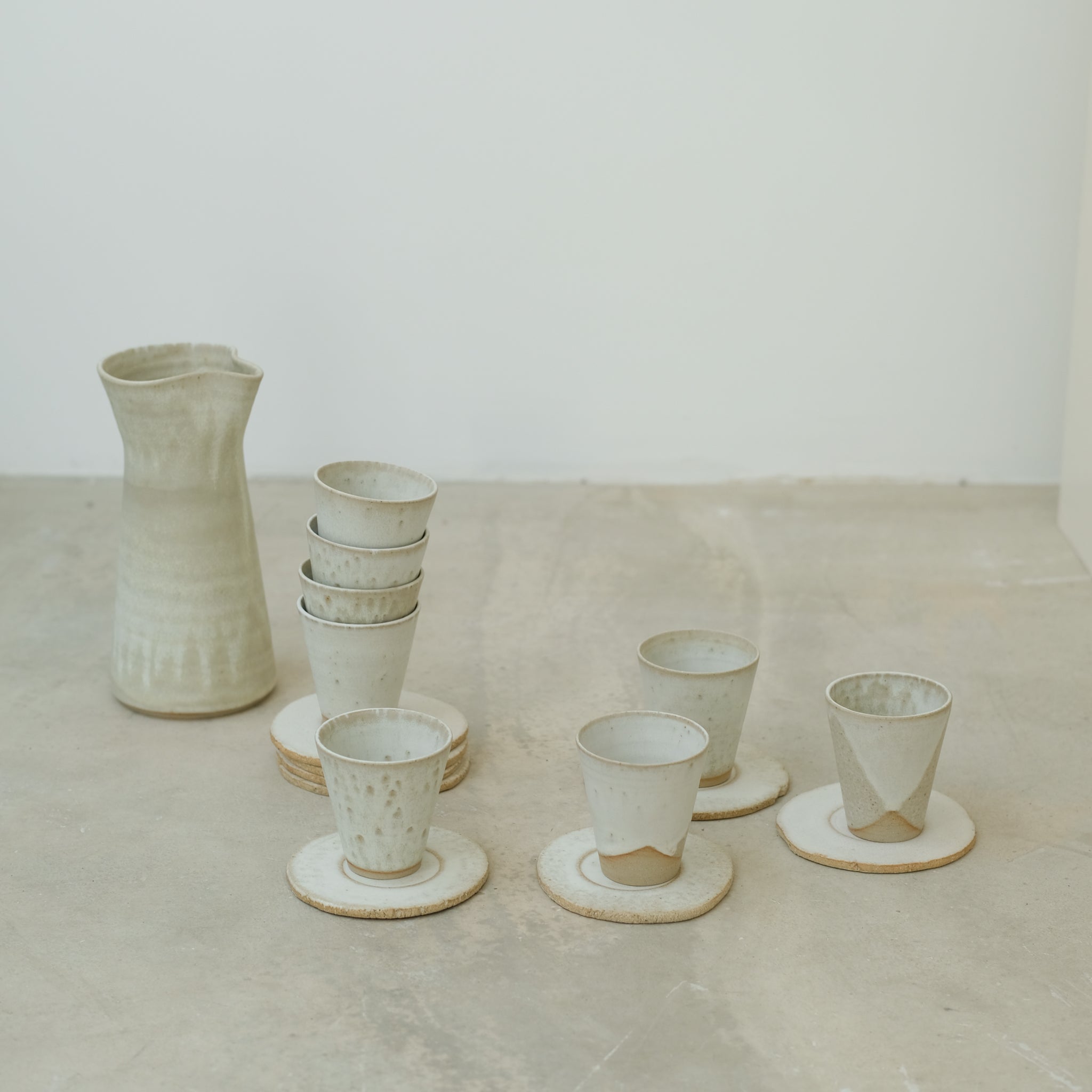 Set soucoupe et tasse blanc mat de Louise Noart pour Brutal Ceramics