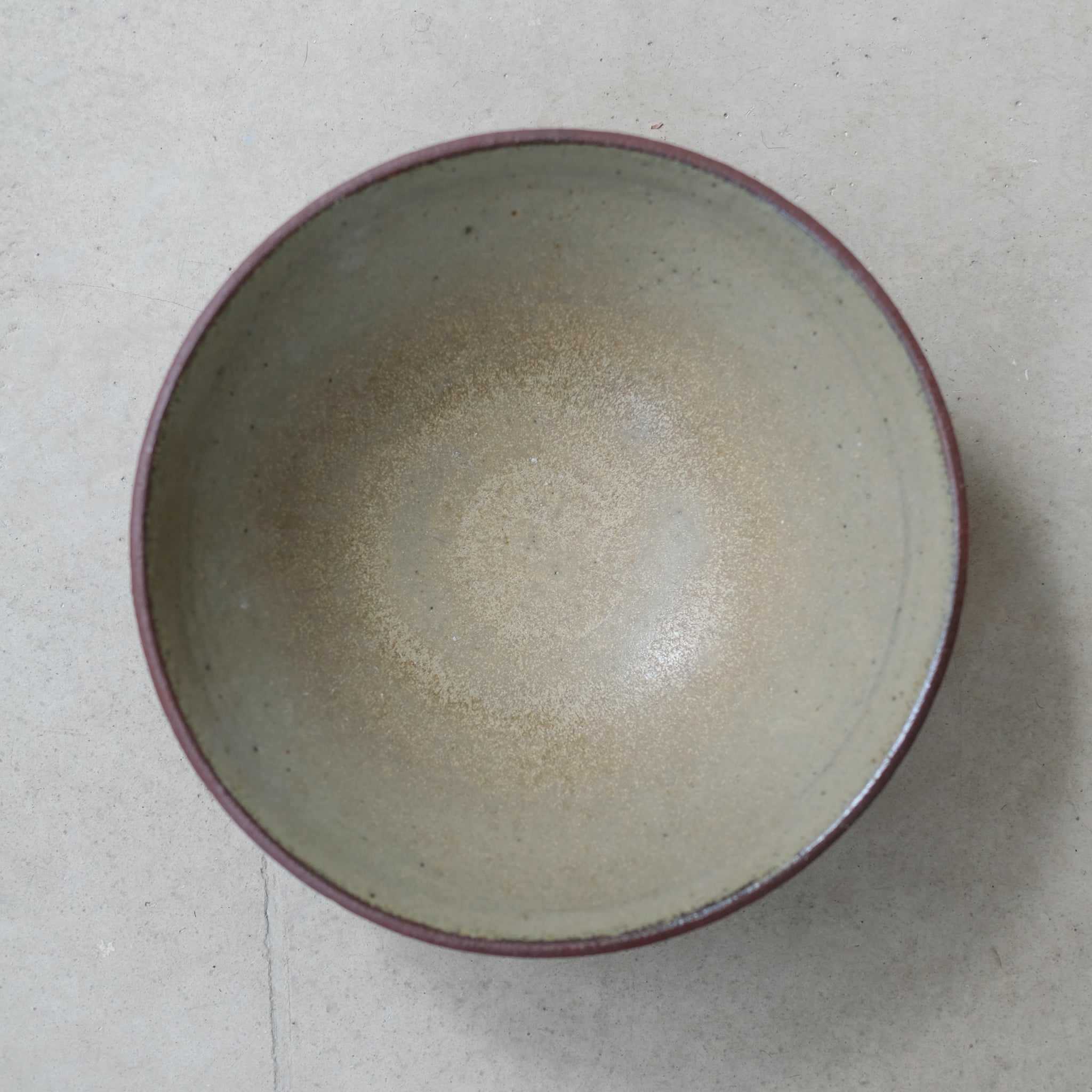 Saladier en grès rouge, kaki par Louise Noart pour Brutal Ceramics
