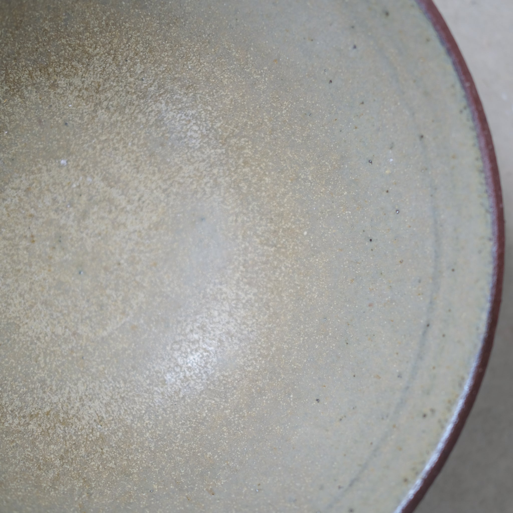 Saladier en grès rouge, kaki par Louise Noart pour Brutal Ceramics