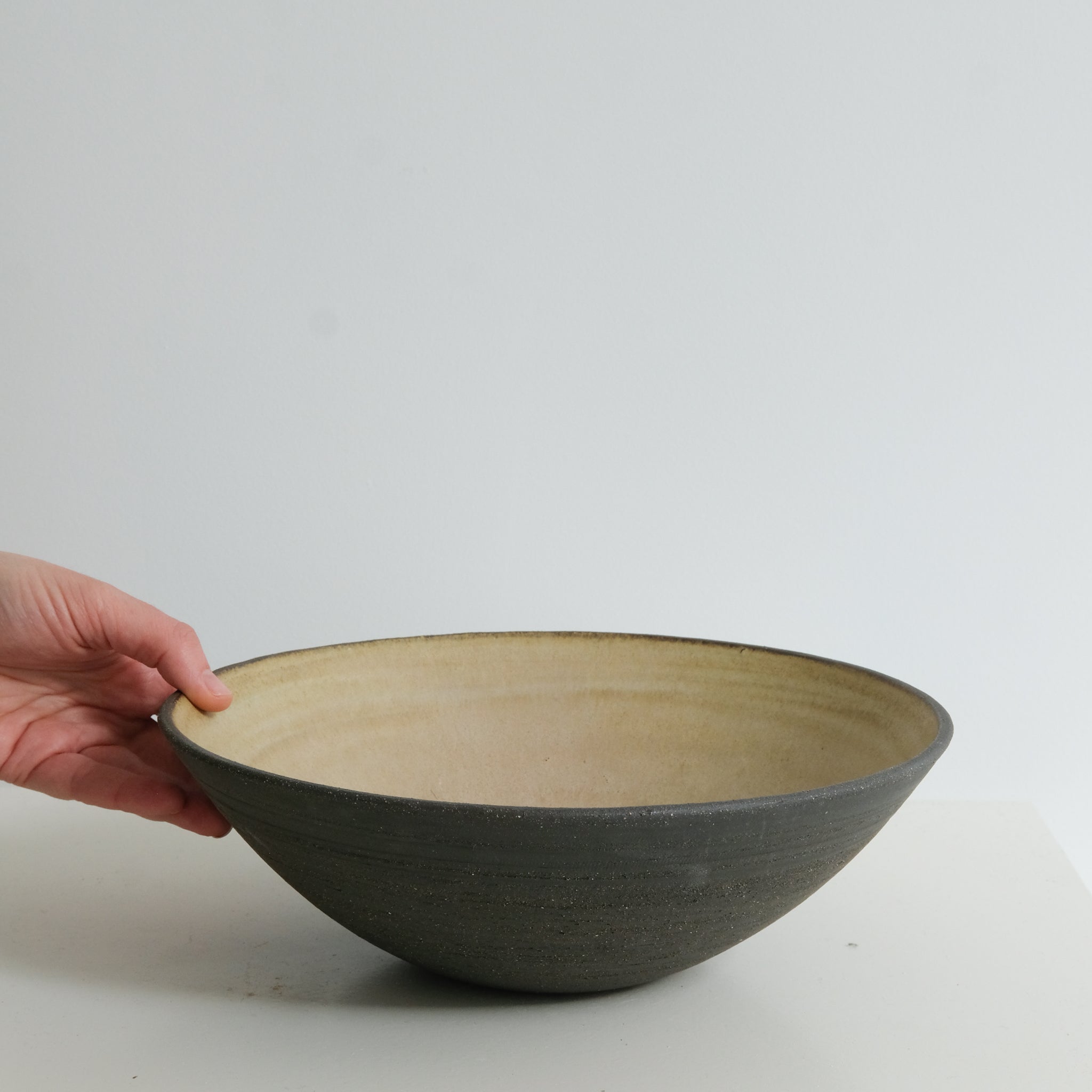 Saladier en grès noir, jaune pêche par Louise Noart pour Brutal Ceramics