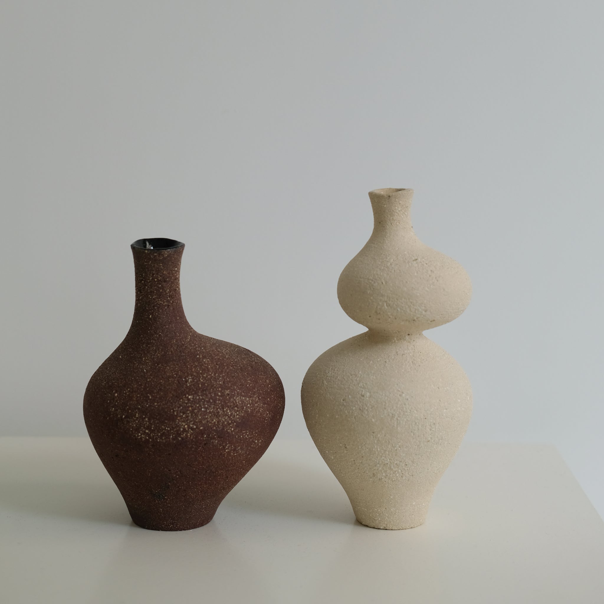 Vase Lilith S en grès H24 cm, de Lucia Mondadori chez Brutal Ceramics