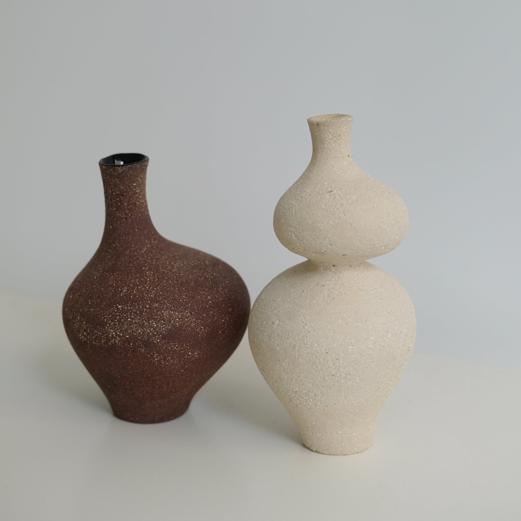 Vase Lith en grès H18 cm, de Lucia Mondadori chez Brutal Ceramics