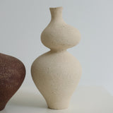 Vase Lilith S en grès H24 cm, de Lucia Mondadori chez Brutal Ceramics