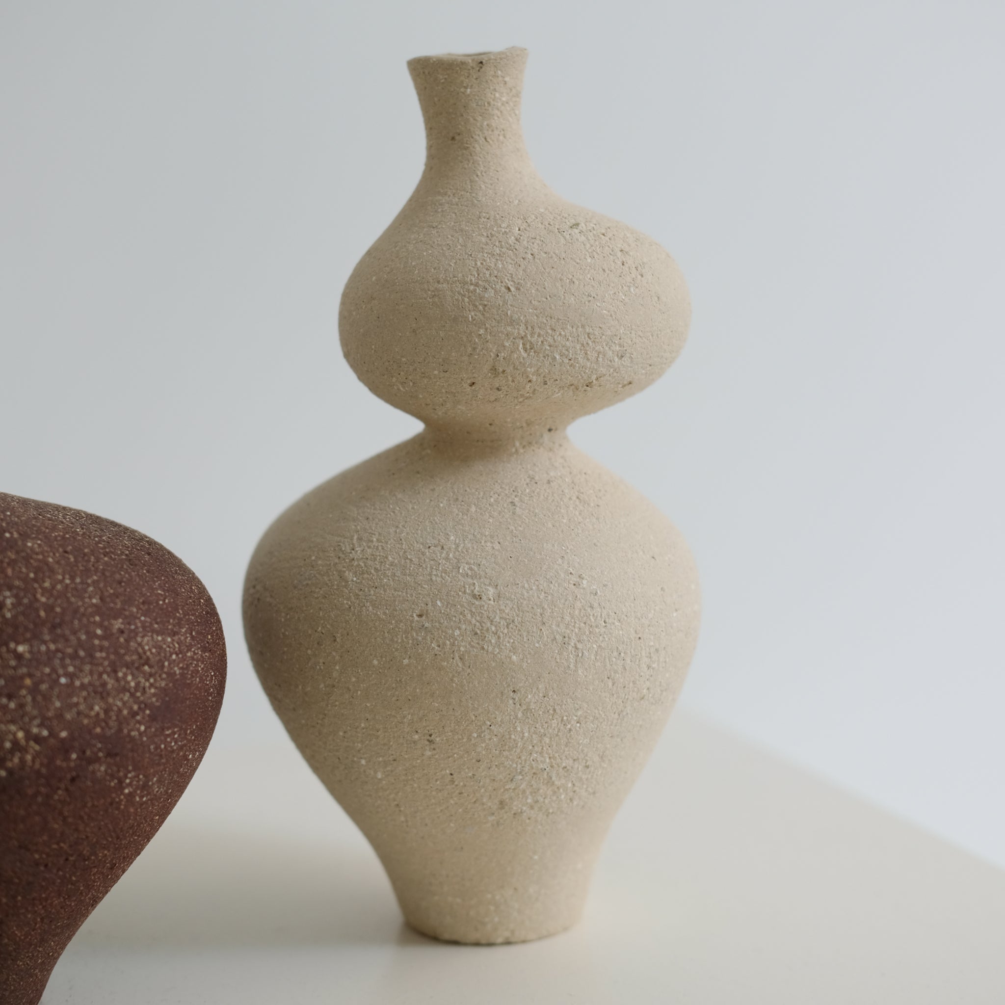 Vase Lilith S en grès H24 cm, de Lucia Mondadori chez Brutal Ceramics