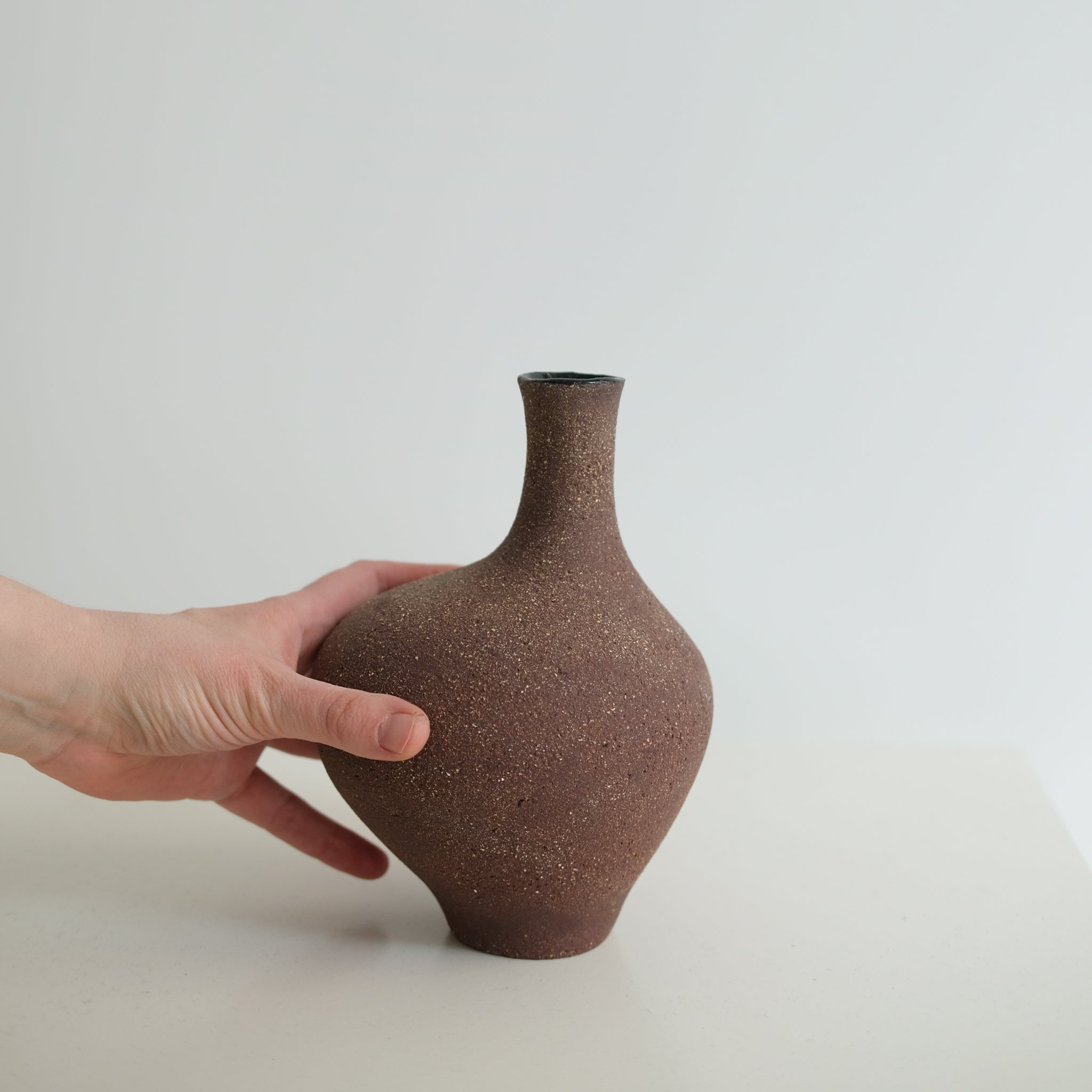 Vase Lith en grès H18 cm, de Lucia Mondadori chez Brutal Ceramics
