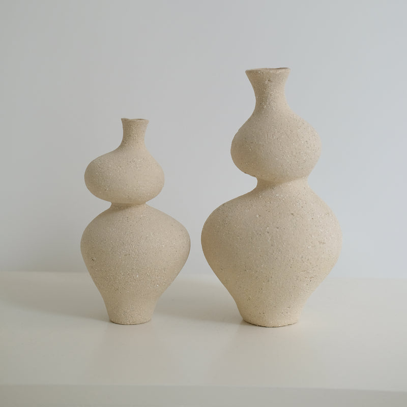 Vase Lilith M en grès H28 cm, de Lucia Mondadori chez Brutal Ceramics