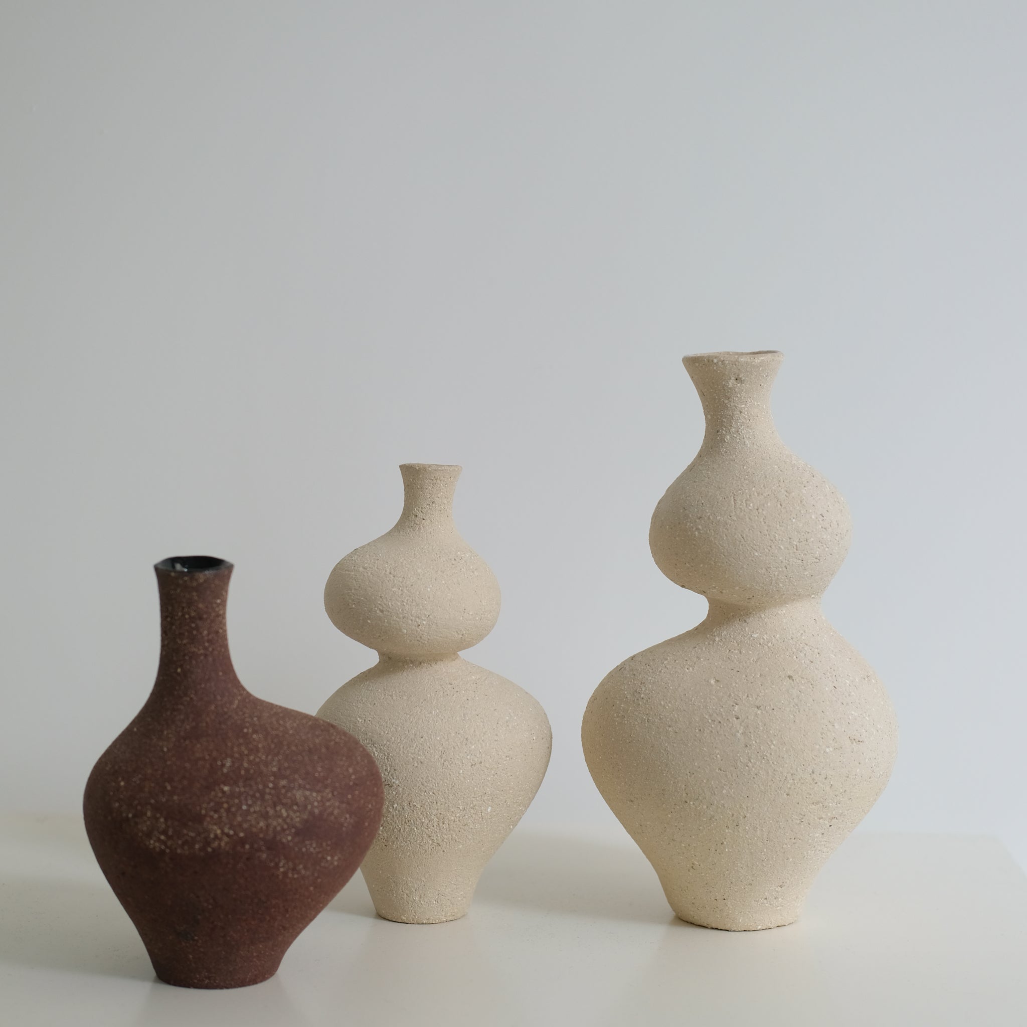 Vase Lilith M en grès H28 cm, de Lucia Mondadori chez Brutal Ceramics