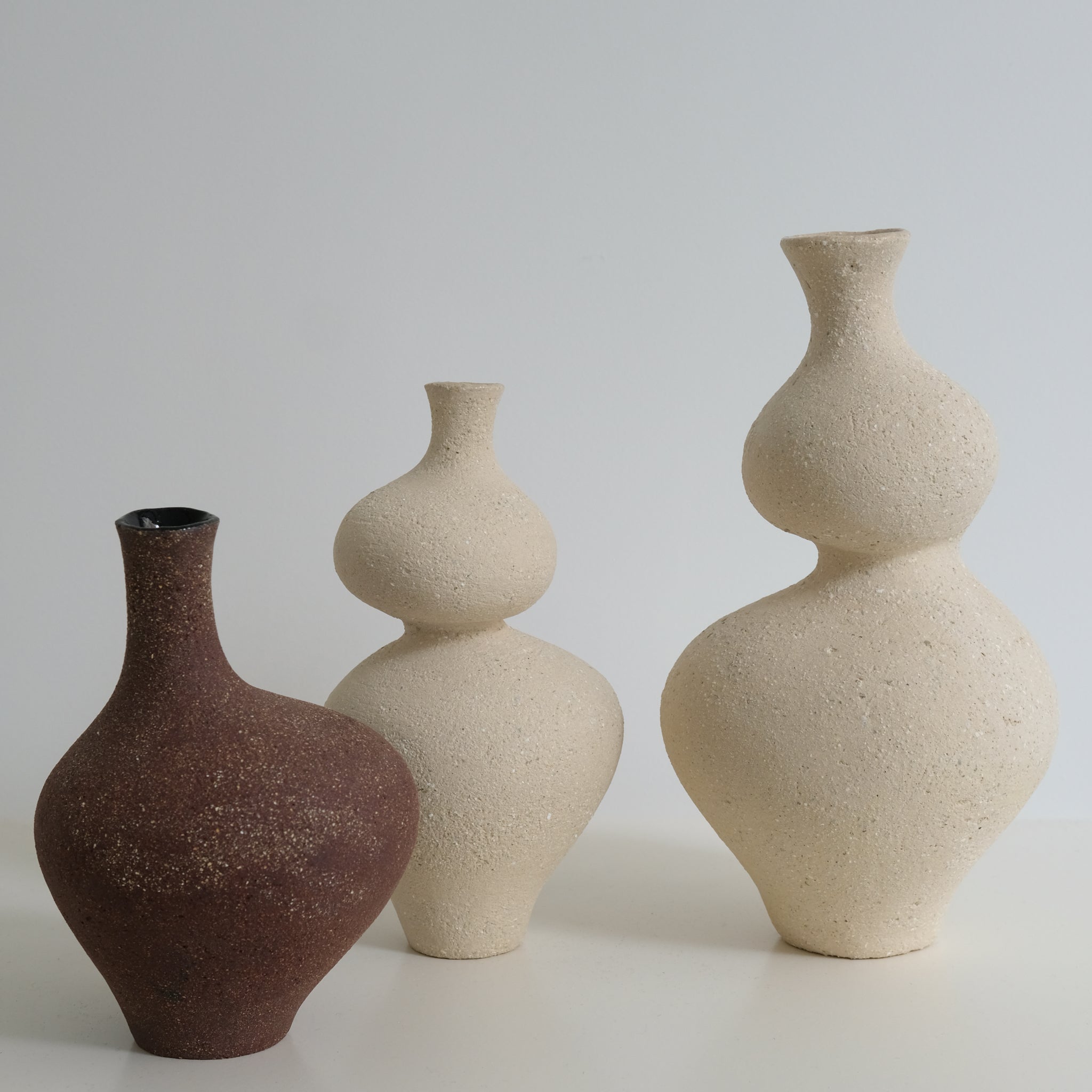Vase Lilith S en grès H24 cm, de Lucia Mondadori chez Brutal Ceramics