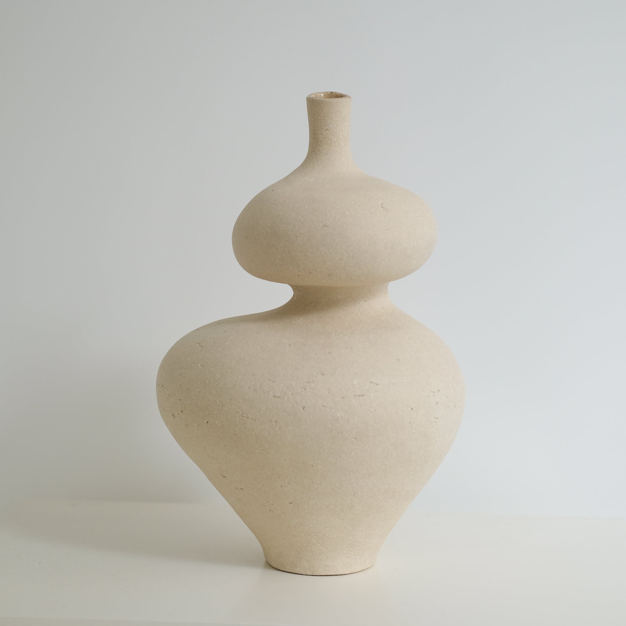 Vase Lilith L en grès H40cm, de Lucia Mondadori chez Brutal Ceramics
