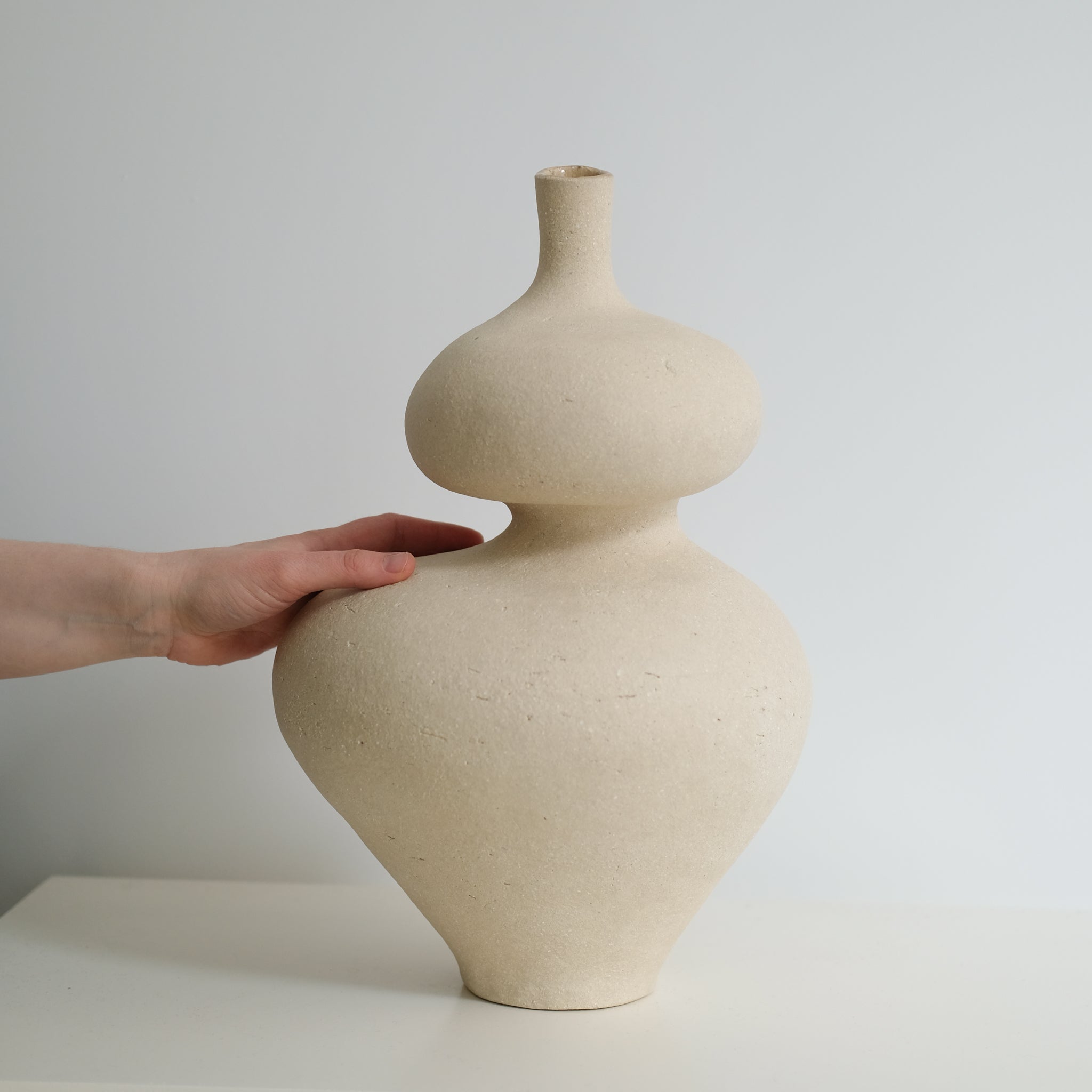 Vase Lilith L en grès H40cm, de Lucia Mondadori chez Brutal Ceramics