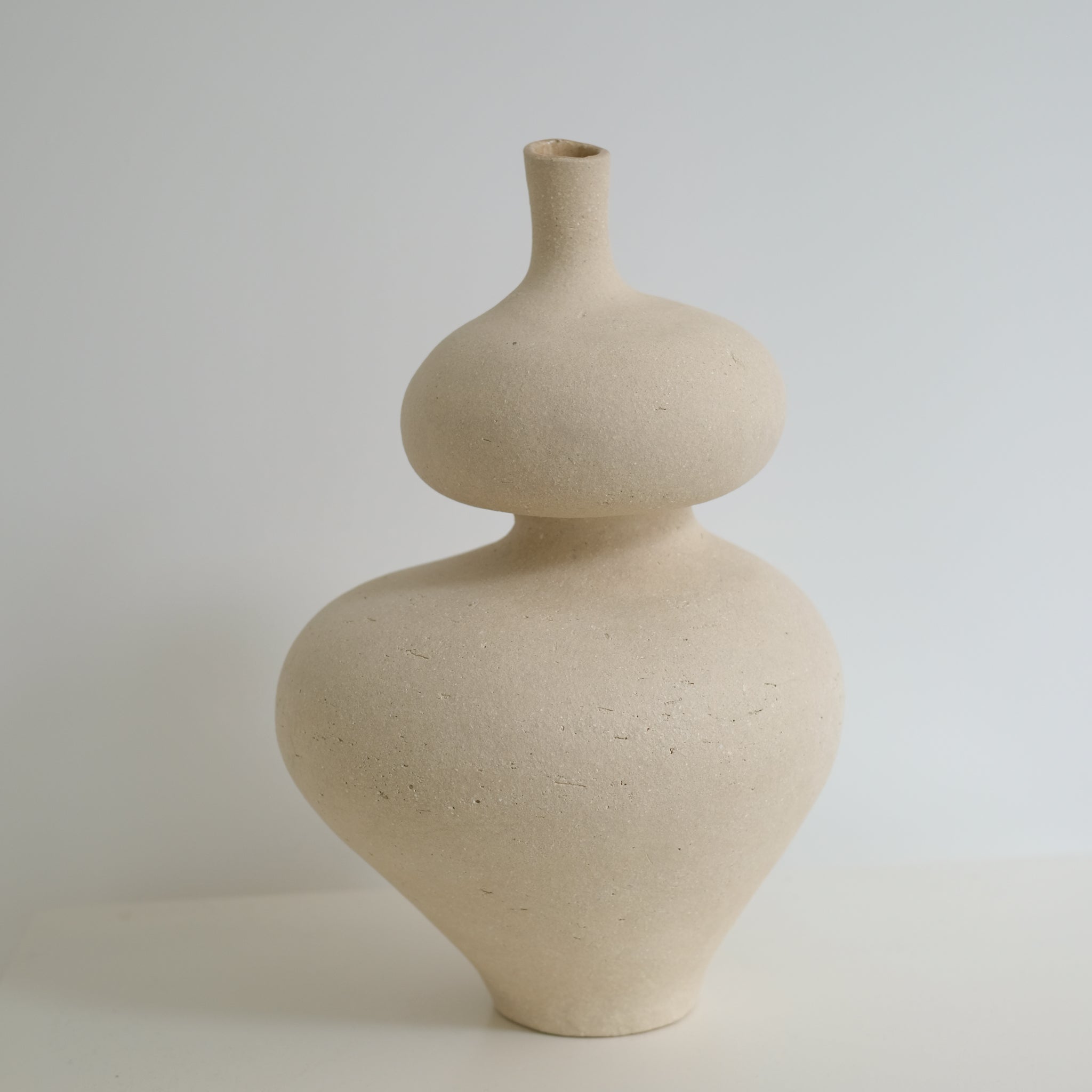 Vase Lilith L en grès H40cm, de Lucia Mondadori chez Brutal Ceramics