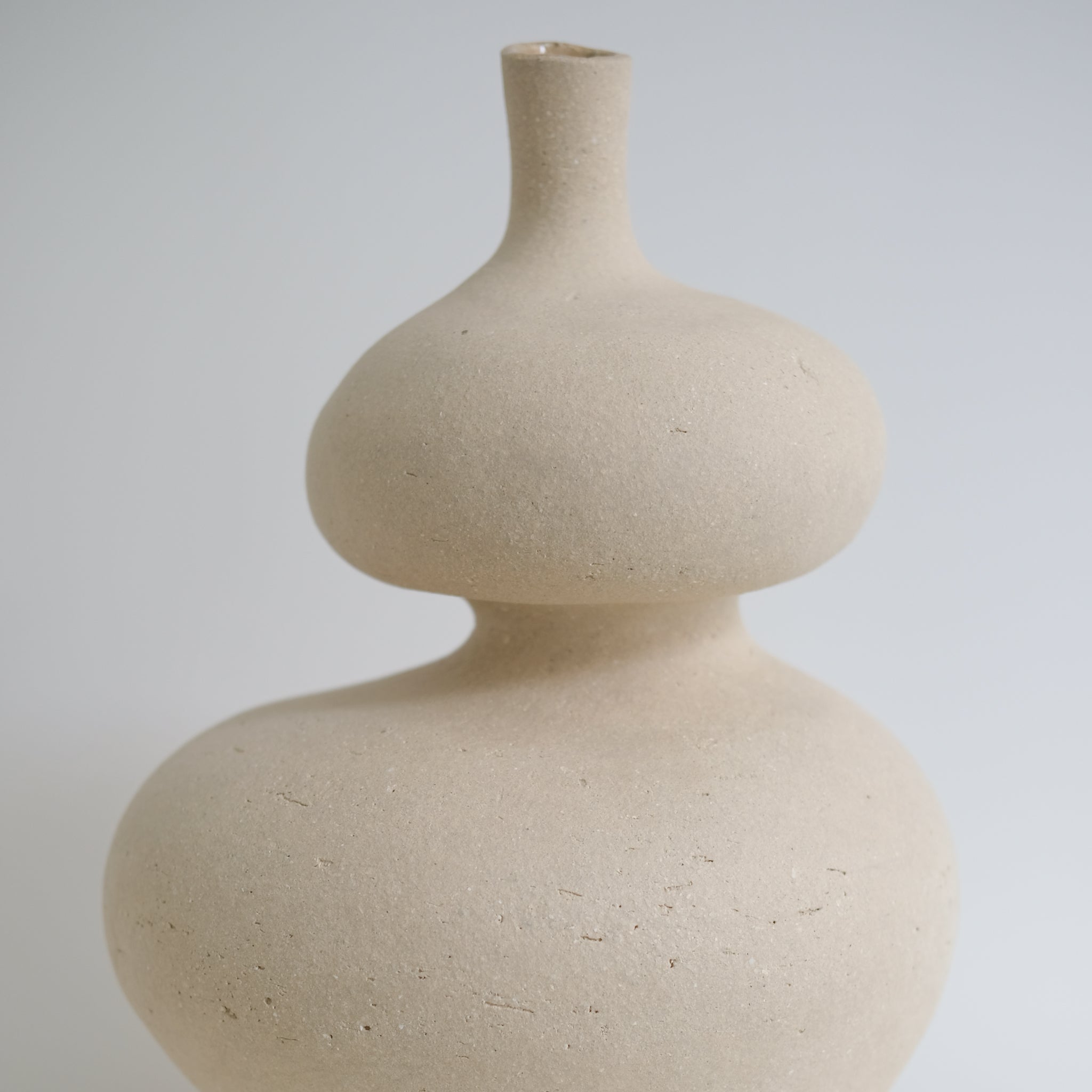 Vase Lilith L en grès H40cm, de Lucia Mondadori chez Brutal Ceramics
