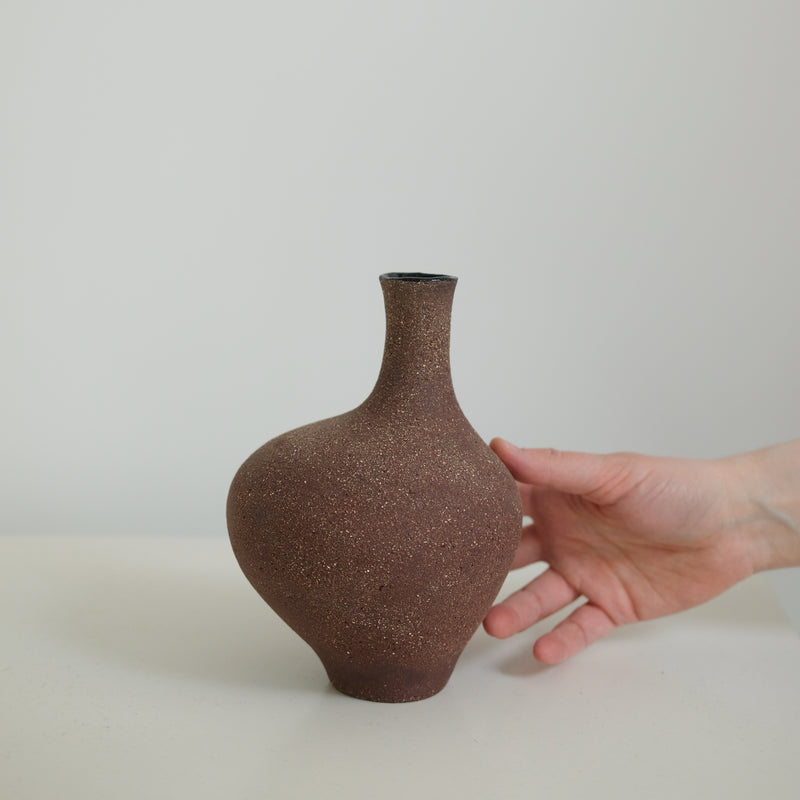 Vase Lith en grès H18 cm, de Lucia Mondadori chez Brutal Ceramics