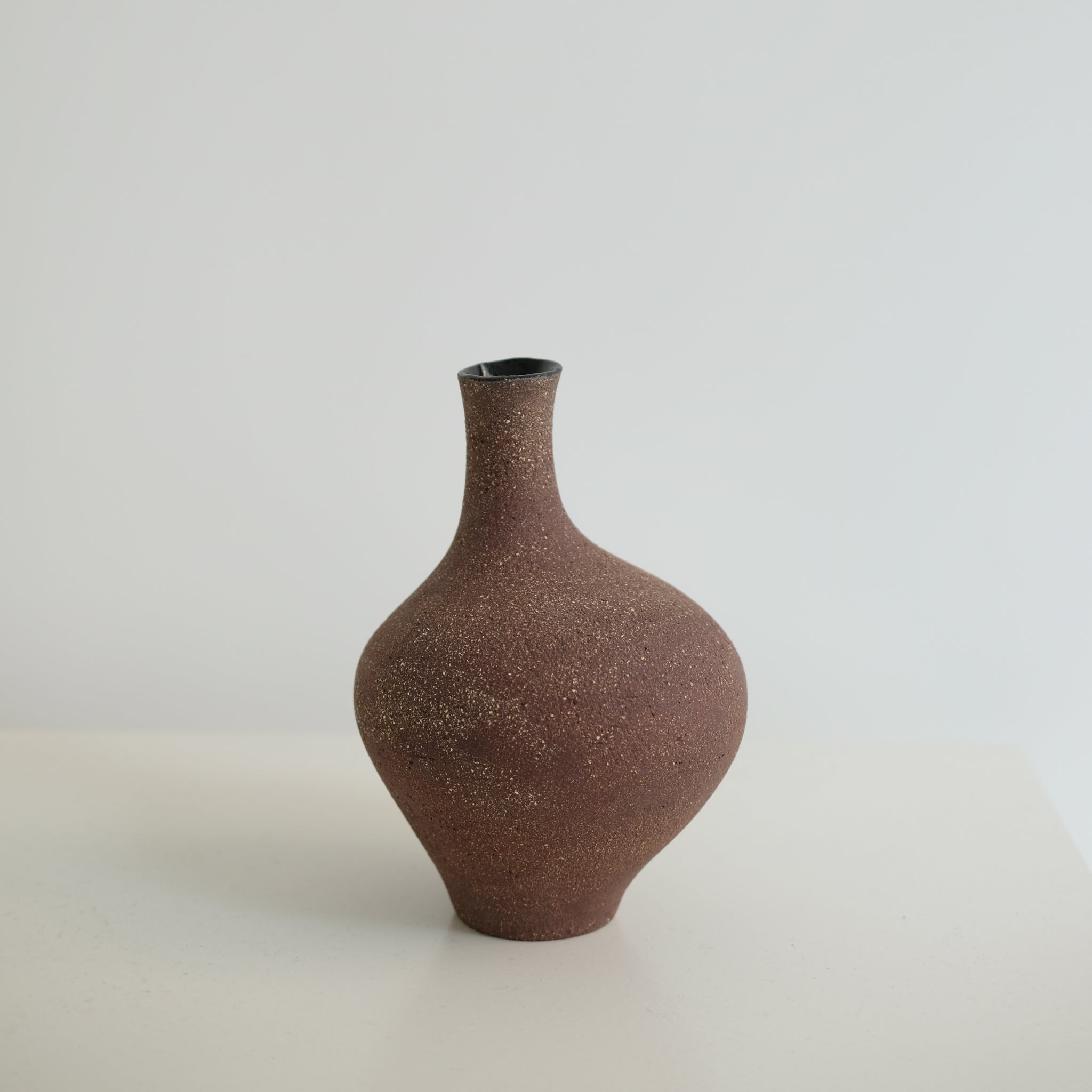 Vase Lith en grès H18 cm, de Lucia Mondadori chez Brutal Ceramics