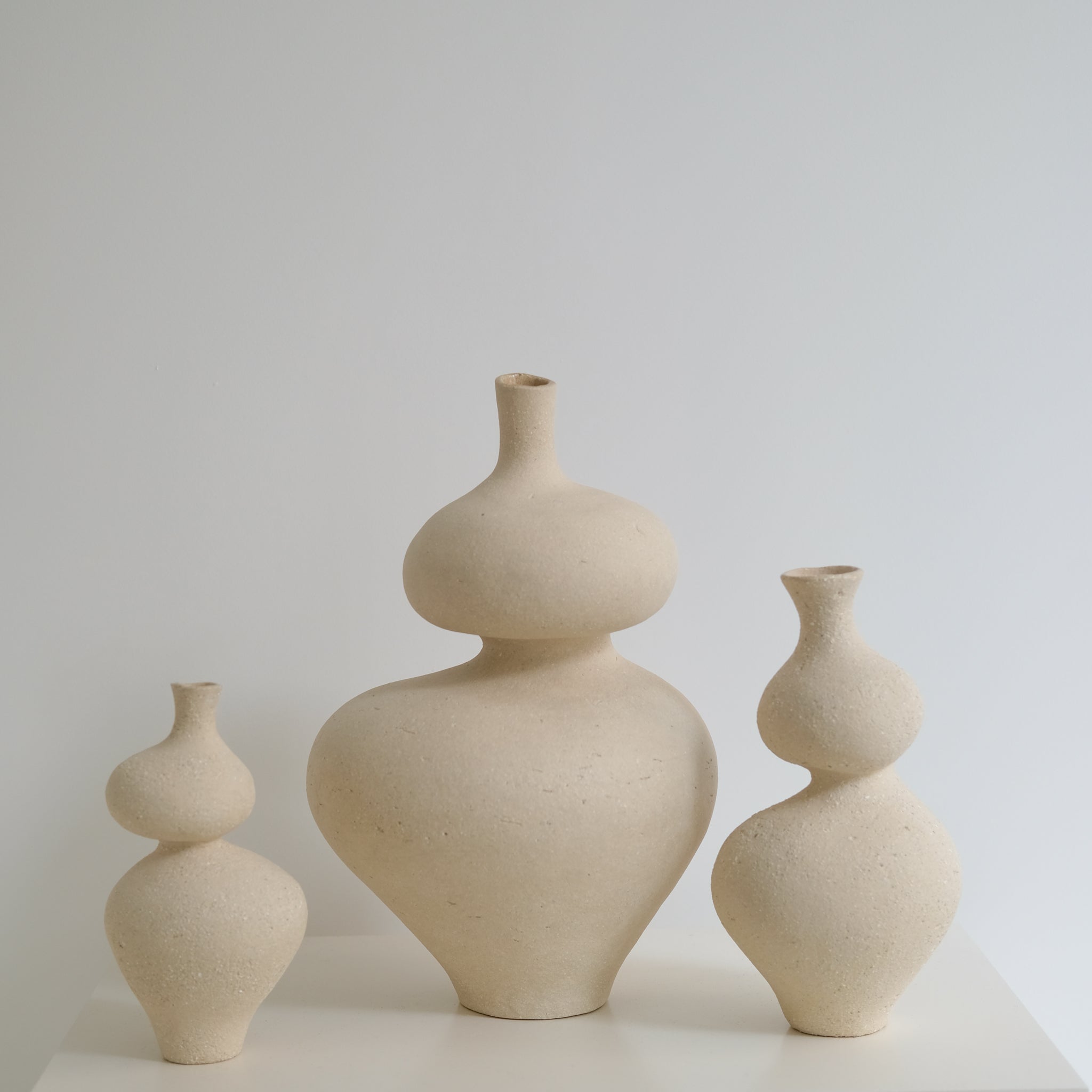 Vase Lilith L en grès H40cm, de Lucia Mondadori chez Brutal Ceramics