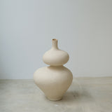 Vase Lilith L en grès H40cm, de Lucia Mondadori chez Brutal Ceramics