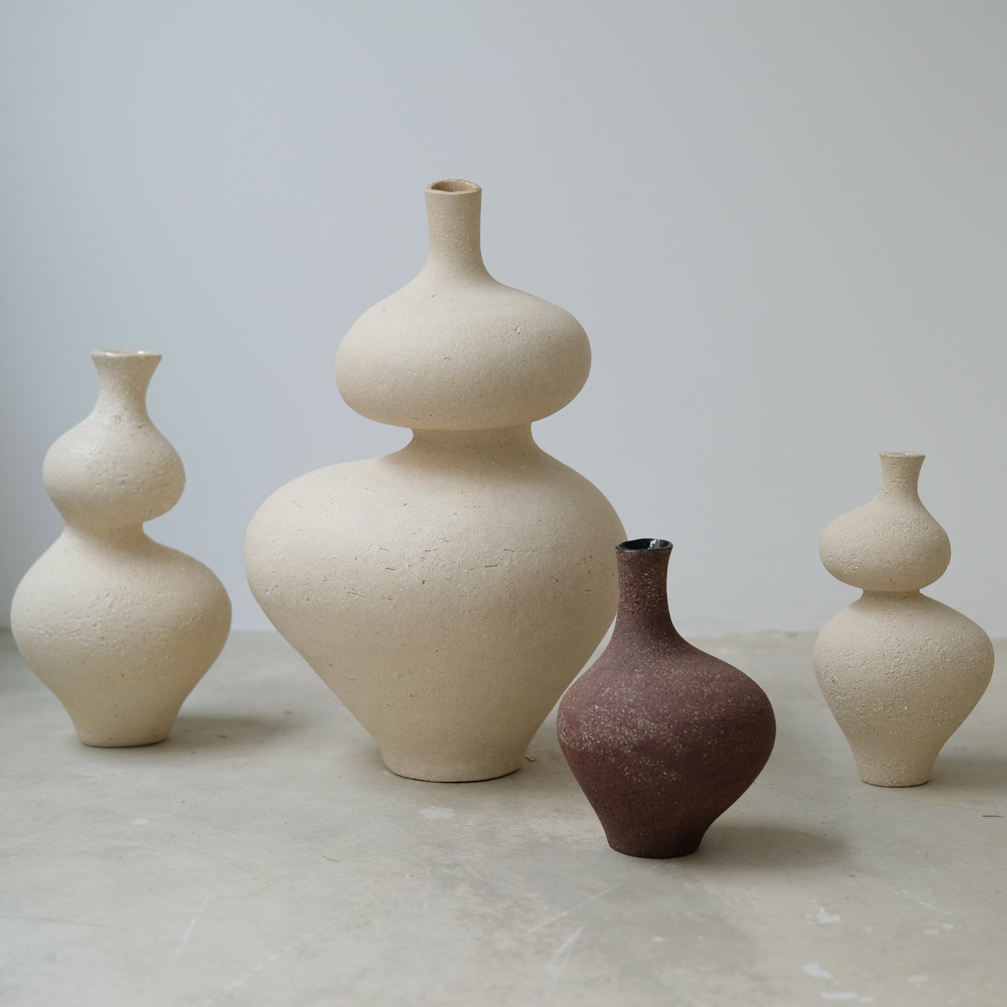 Vase Lilith S en grès H24 cm, de Lucia Mondadori chez Brutal Ceramics