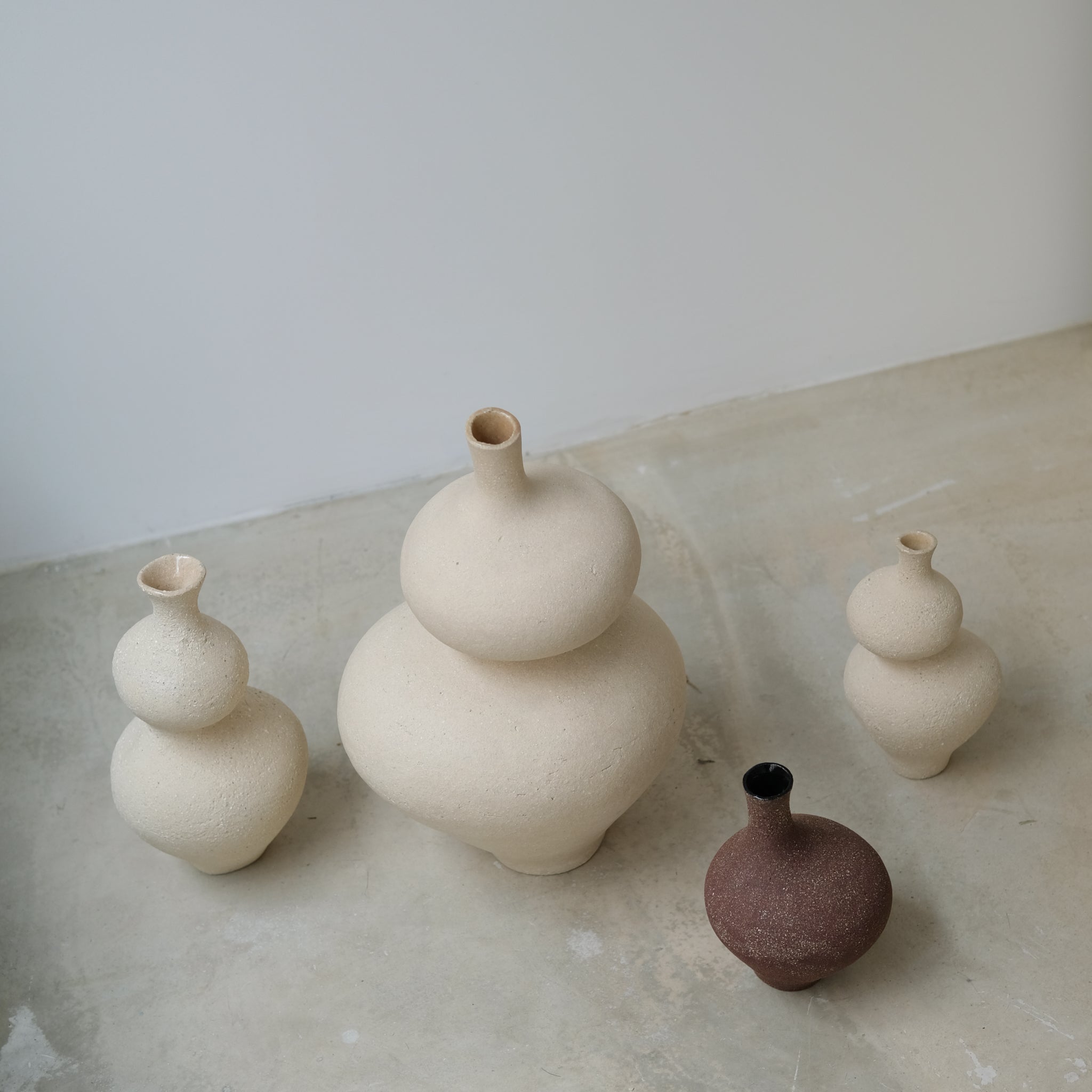 Vase Lilith L en grès H40cm, de Lucia Mondadori chez Brutal Ceramics