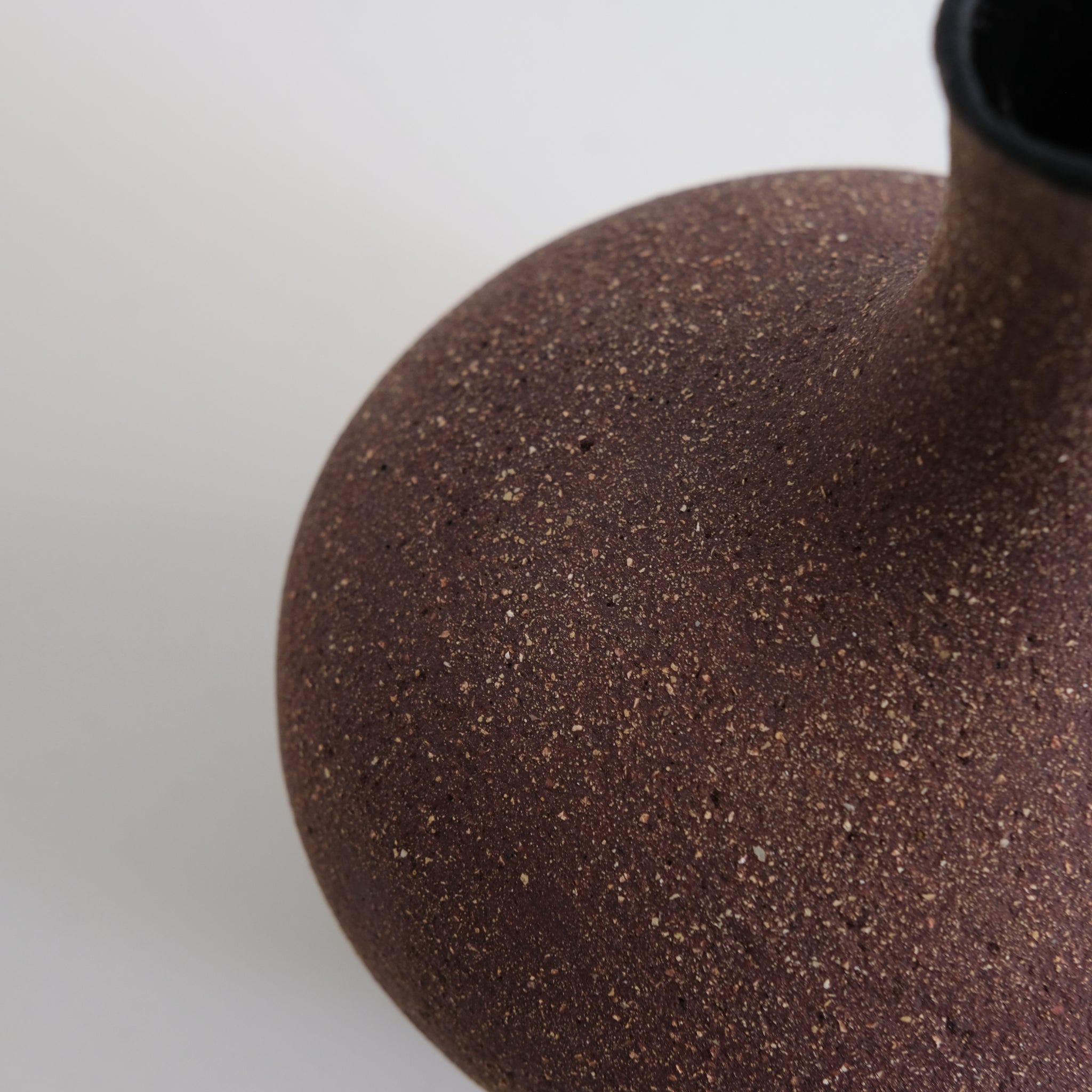 Vase Lith en grès H18 cm, de Lucia Mondadori chez Brutal Ceramics