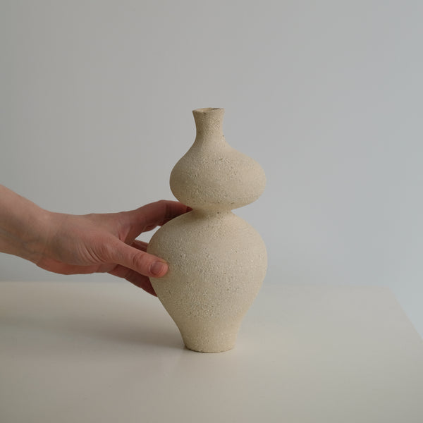 Vase Lilith S en grès H24 cm, de Lucia Mondadori chez Brutal Ceramics