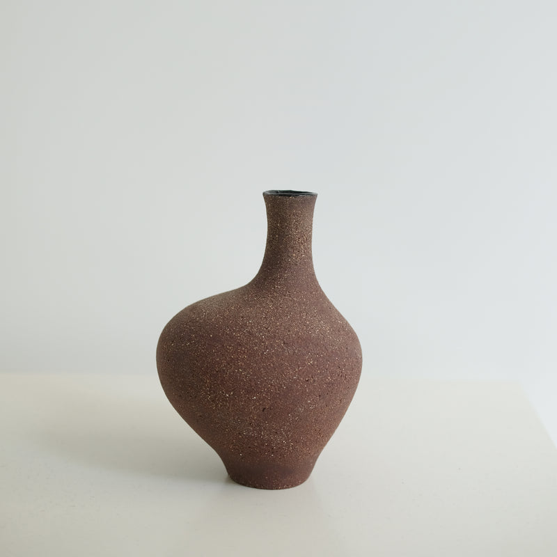 Vase Lith en grès H18 cm, de Lucia Mondadori chez Brutal Ceramics