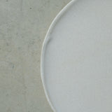 Assiette en grès blanc, beige par Marguicha chez Brutal Ceramics