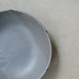 Assiette creuse en grès noir, gris par Marguicha chez Brutal Ceramics