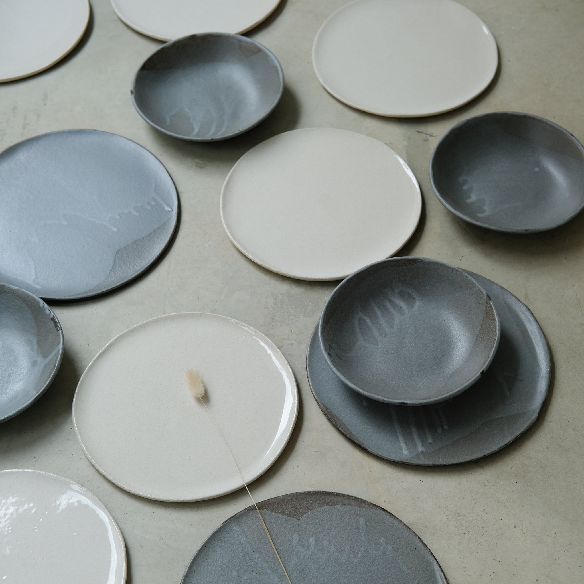 Assiette en grès blanc, beige par Marguicha chez Brutal Ceramics