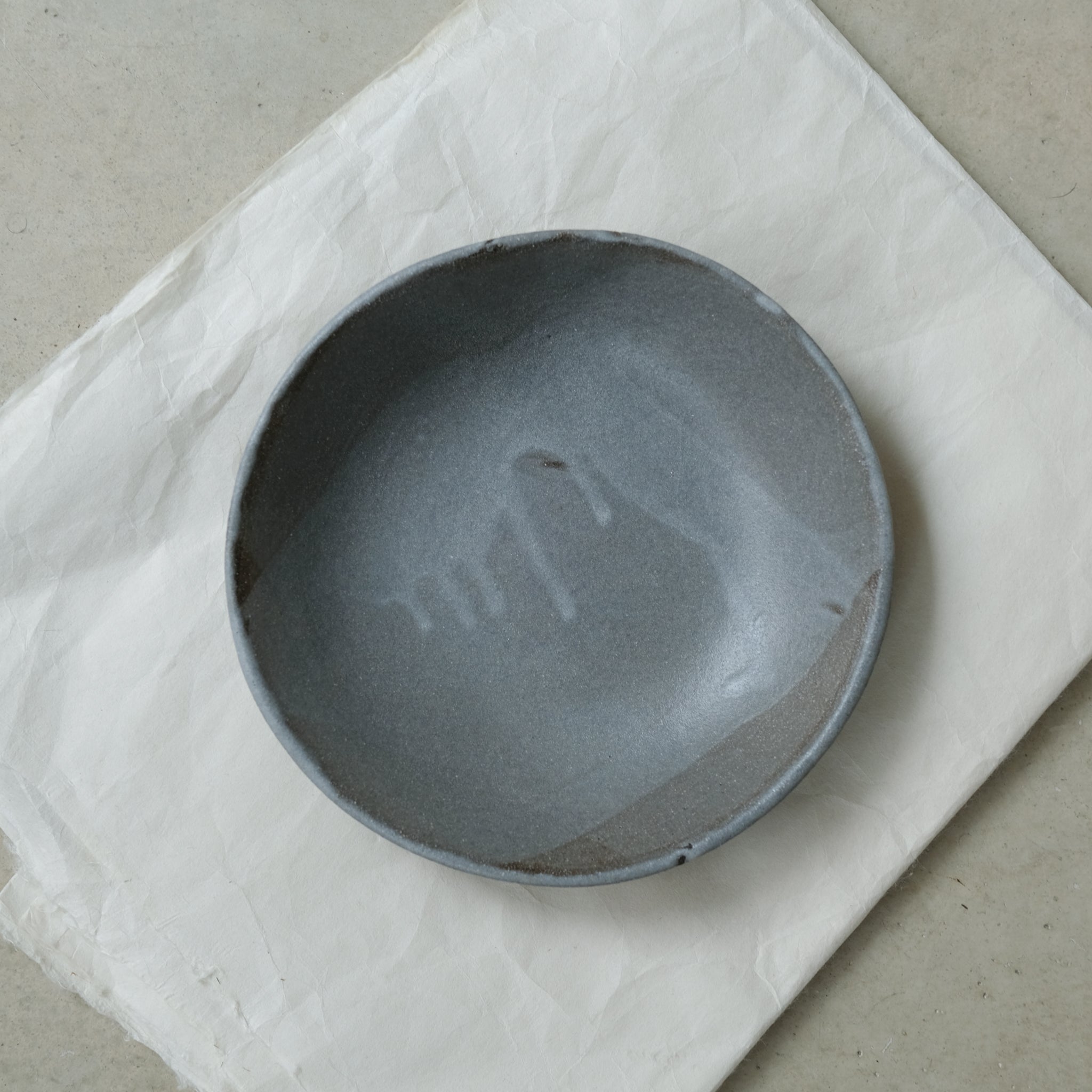 Assiette creuse en grès noir, gris par Marguicha chez Brutal Ceramics
