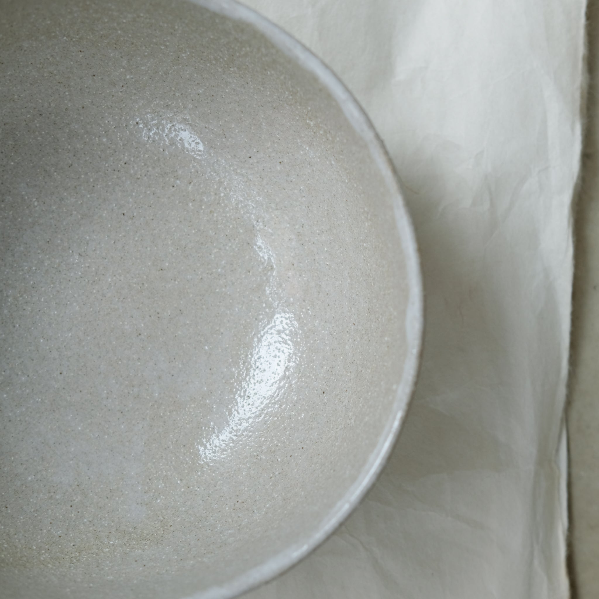 Bol sur pied en grès roux, sable par Marguicha chez Brutal Ceramics